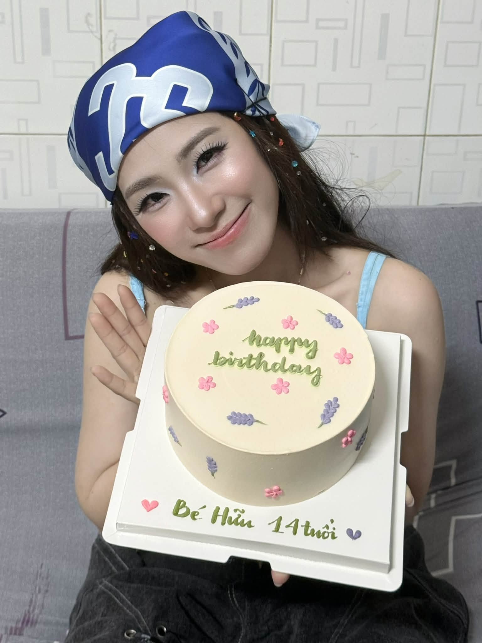 Nữ ca sĩ Việt 42 tuổi lão hóa ngược phát sợ, sinh nhật phải cầm tỏi chứng minh không phải ma cà rồng
