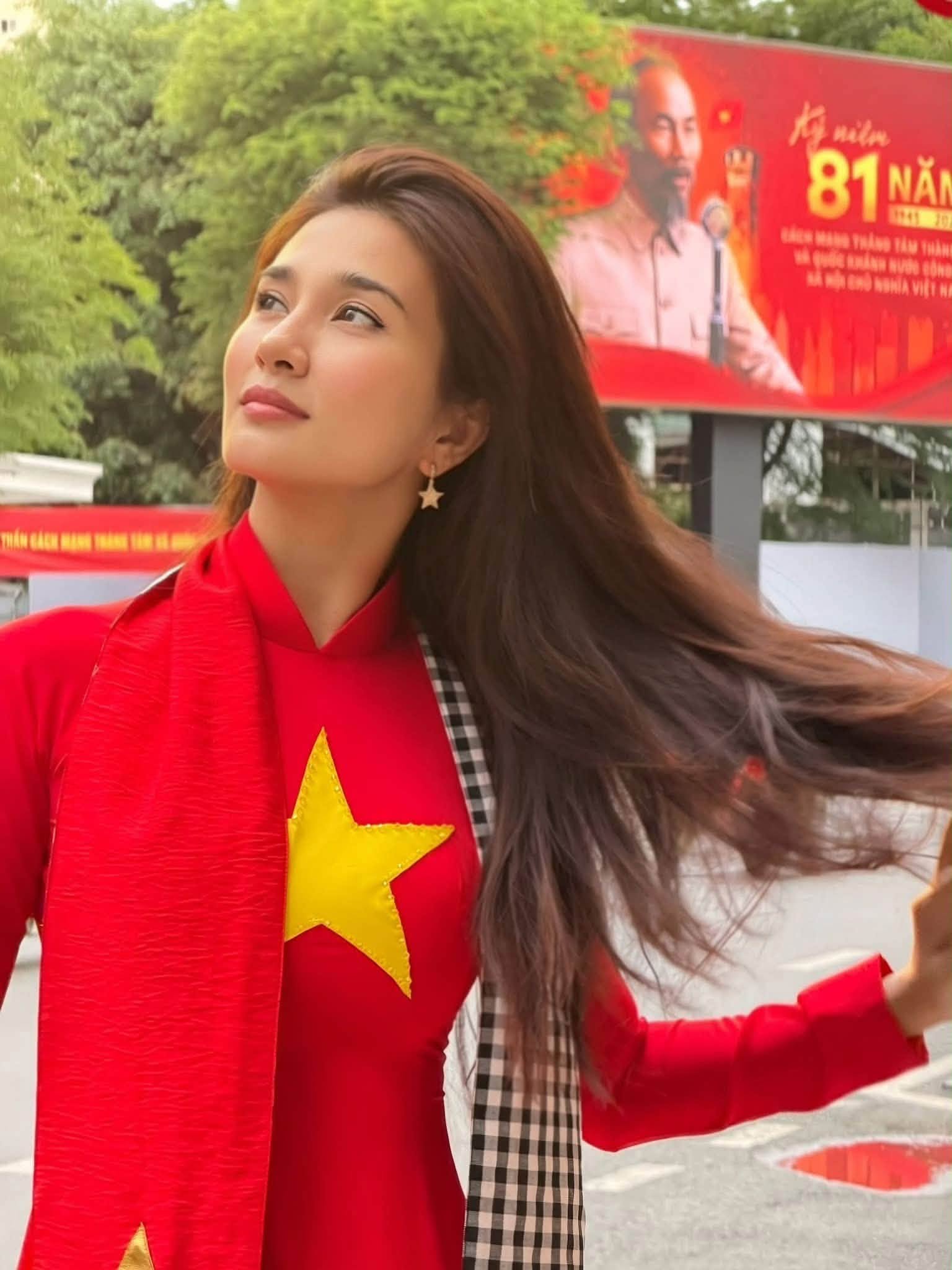 Nữ NSƯT có tên trong đề cử đẹp nhất thế giới: Mặc áo dài đỏ sao vàng mừng Quốc khánh được khen nức nở