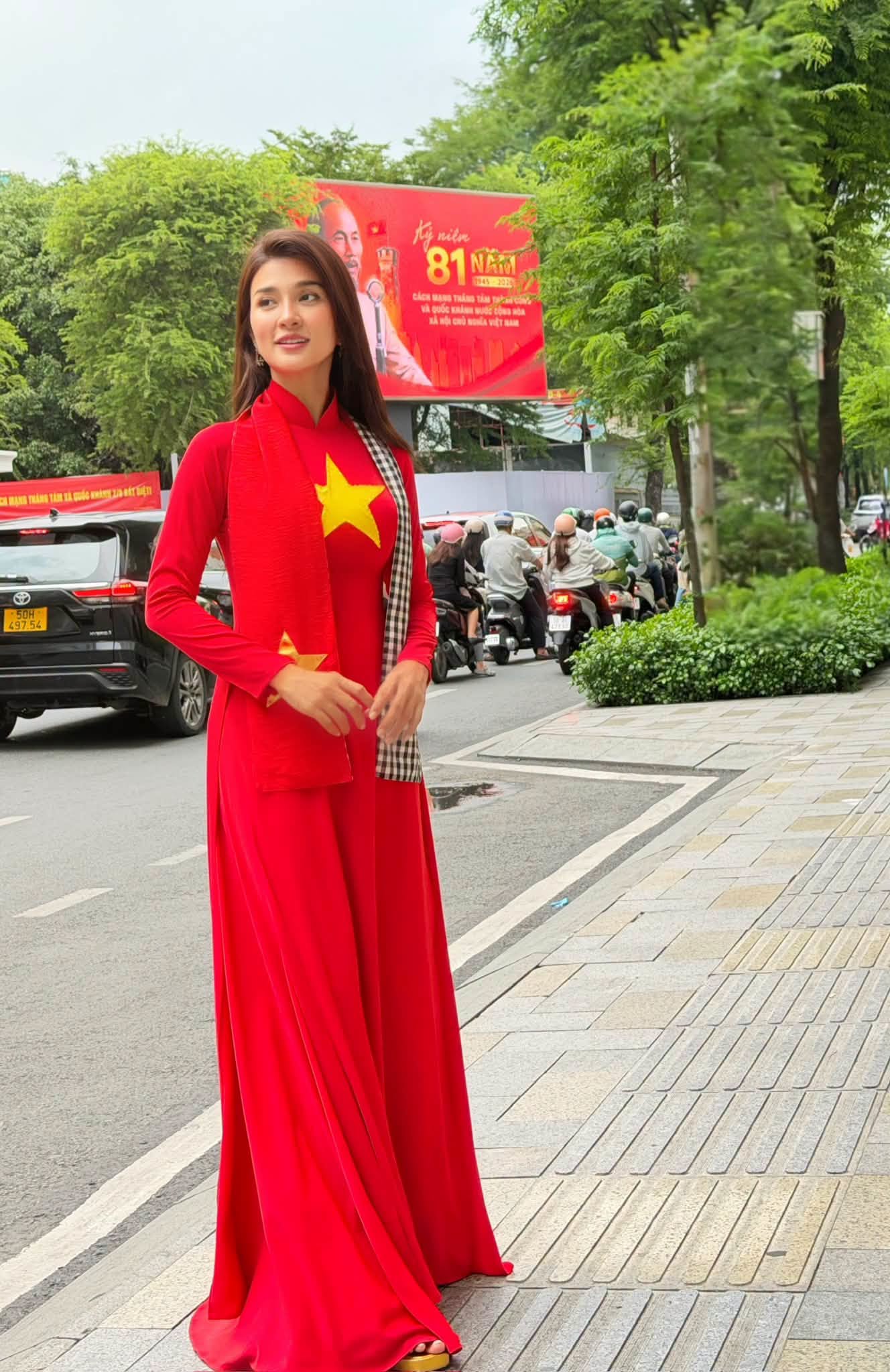 Nữ NSƯT có tên trong đề cử đẹp nhất thế giới: Mặc áo dài đỏ sao vàng mừng Quốc khánh được khen nức nở