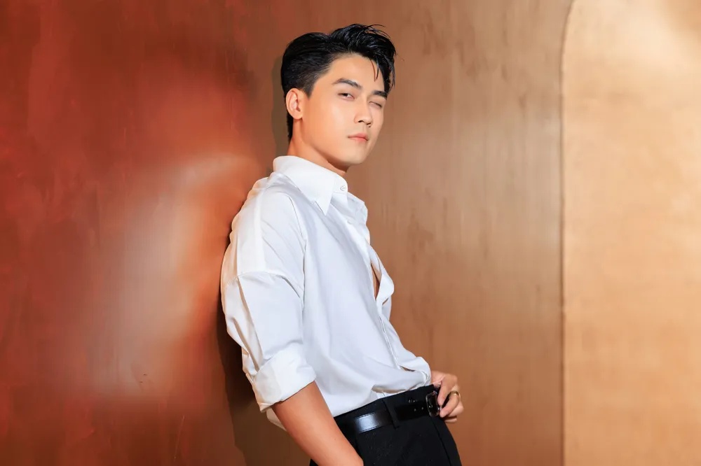 Drama bủa vây nam thần Vbiz vì liên tục tình tứ với bạn diễn: Hết ôm ấp lại nắm tay, netizen khó chịu vô cùng