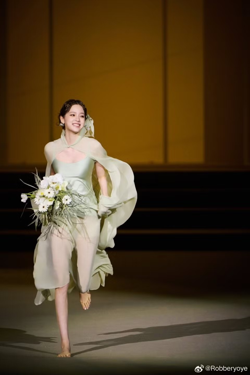 Tiên nữ chạy chân trần trên thảm đỏ khiến cả showbiz rung động: Nhan sắc như tranh thủy mặc, gu ăn mặc nâng tầm vẻ đẹp trời ban