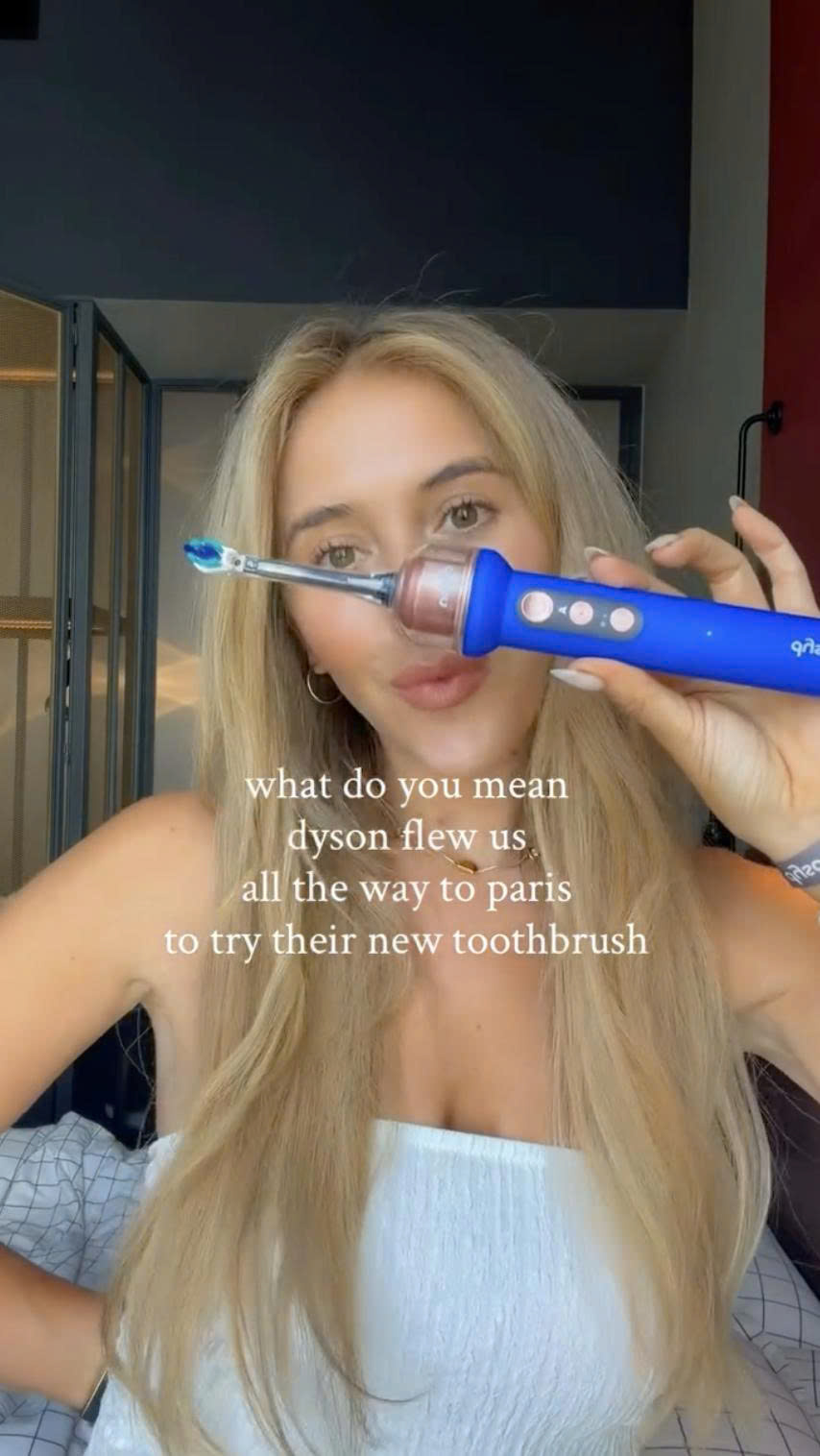 Chiếc bàn chải đắt đỏ này hiện đang được giới beauty vô cùng ưa thích. (Nguồn: Instagram)