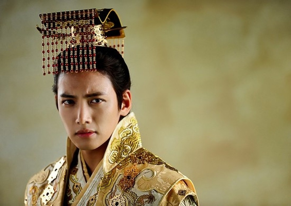 Sau tai nạn ô tô vào năm 2012, chiếc mũi của Ji Chang Wook có phần thay đổi.