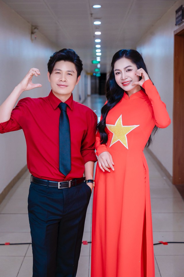 Sở dĩ Tùng Dương có màn trêu đùa này cũng bởi Nguyễn Văn Chung và Duyên Quỳnh vốn đã có thời gian dài đồng hành trong âm nhạc