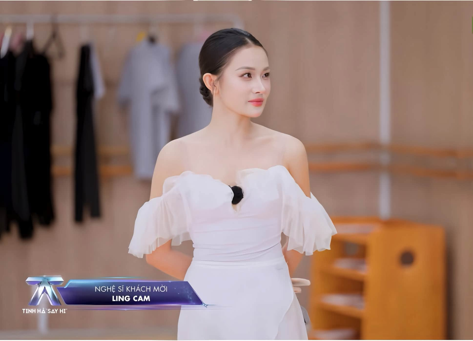 Danh tính cô giáo dạy múa ballet khiến 1 sao Việt phải liên tục xin số thoại
