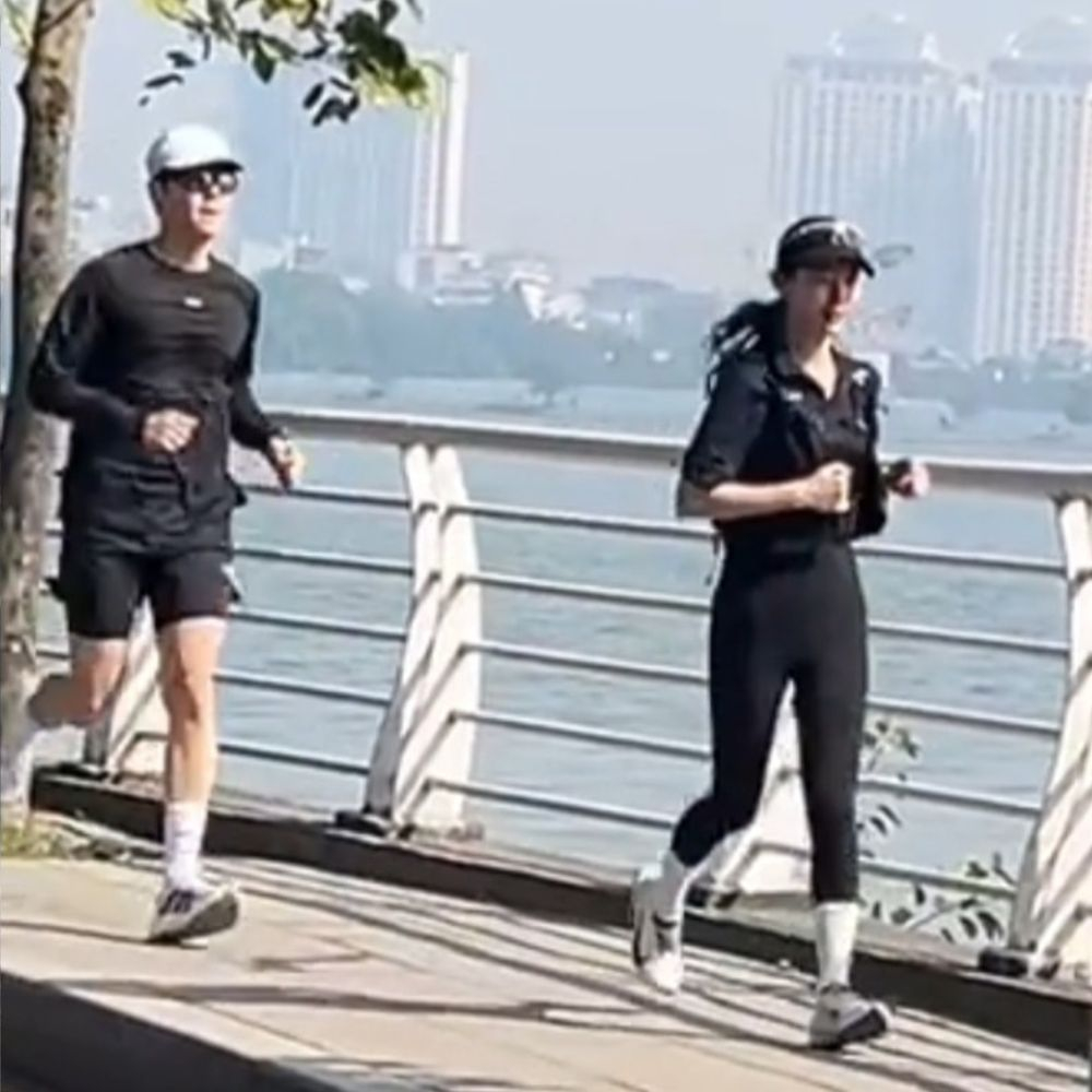Khoảnh khắc Suzy và Kim Seon Ho từng gây sốt khi bị người dân bắt gặp âm thầm chạy bộ quanh Hồ Tây (Hà Nội).