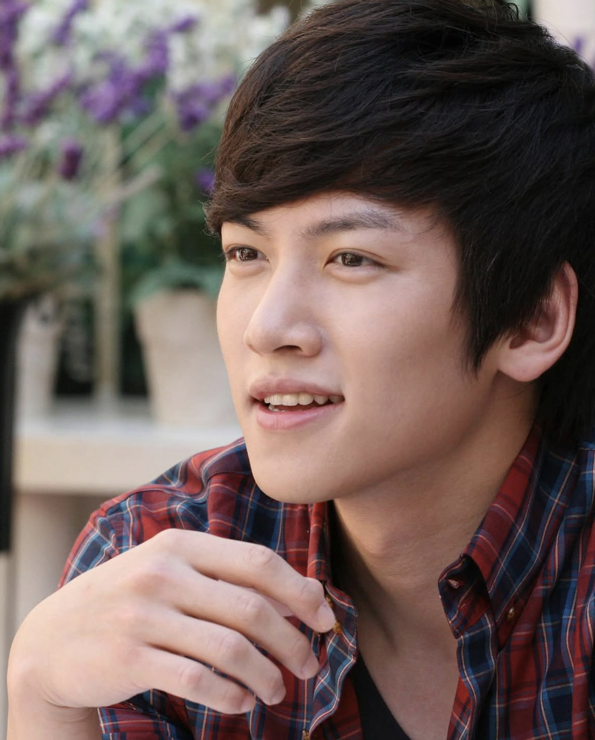Chiếc mũi của Ji Chang Wook thời thanh niên có đầu mũi khá thấp so với hiện tại.