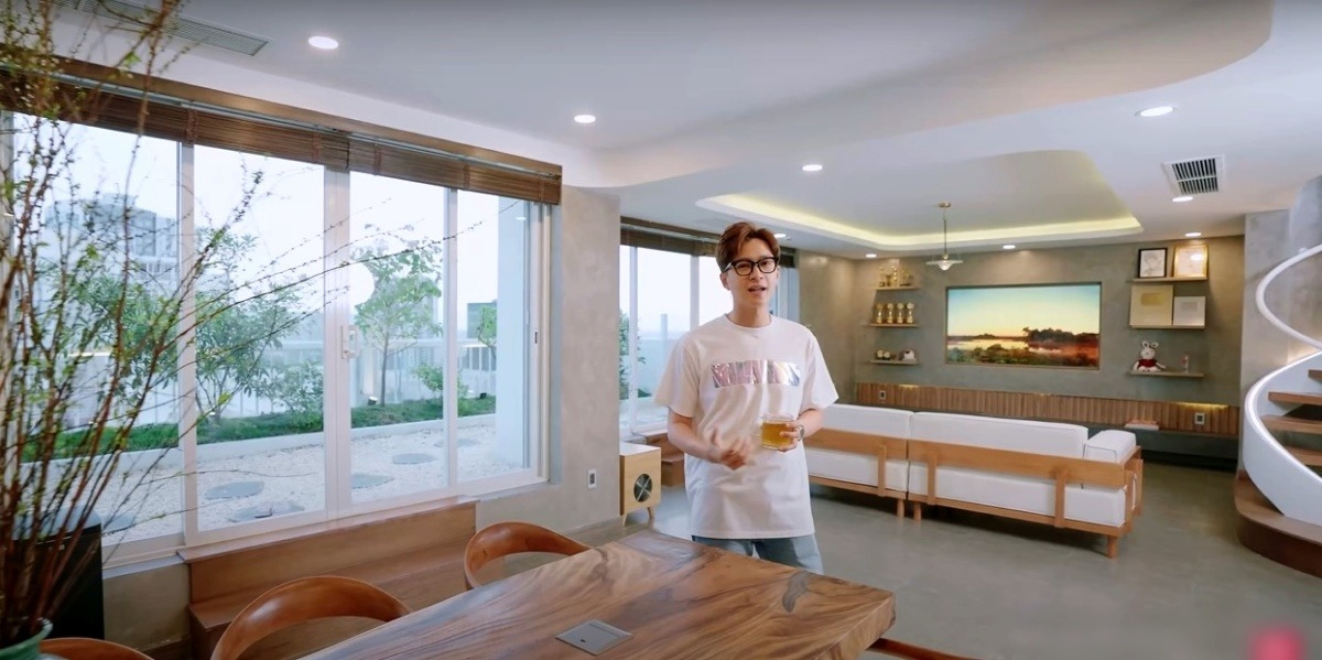 Căn nhà 270m², đập thông 3 tầng của Ngô Kiến Huy