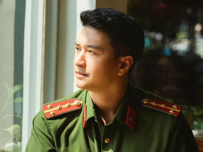 Mỹ nam Vbiz mặc quân phục khiến Hyun Bin, Trương Lăng Hách chỉ còn là cái tên: Chào một câu 4 triệu người rung động