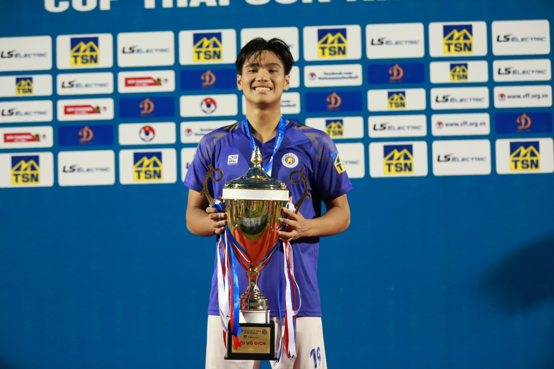 Thiên Phú cao 1m82, hiện chơi ở vị trí tiền đạo.