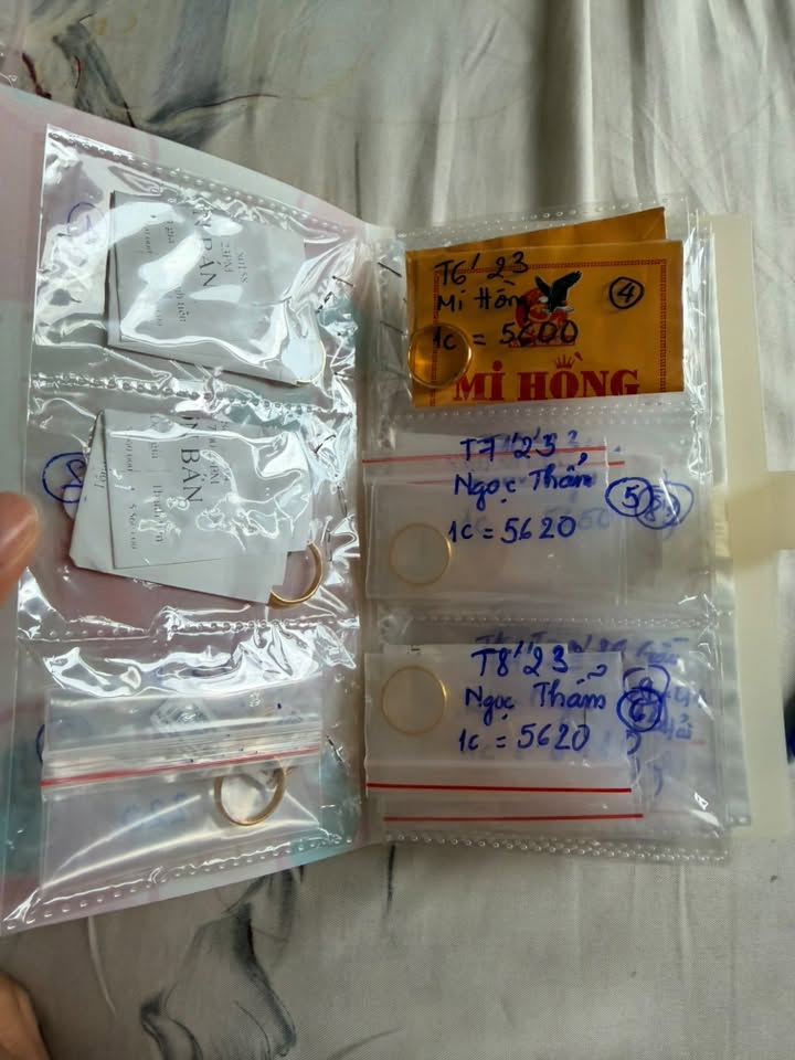 Cuốn sổ giữ vàng ghi rõ ngày mua, nơi mua do cô đăng tải