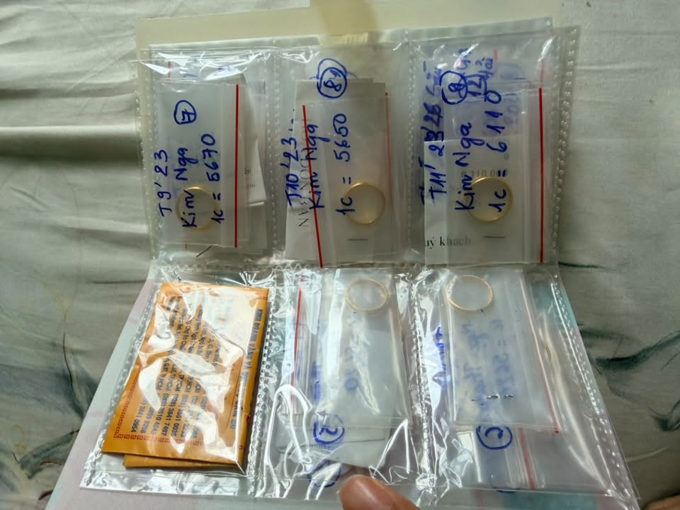 Cuốn sổ giữ vàng ghi rõ ngày mua, nơi mua do cô đăng tải