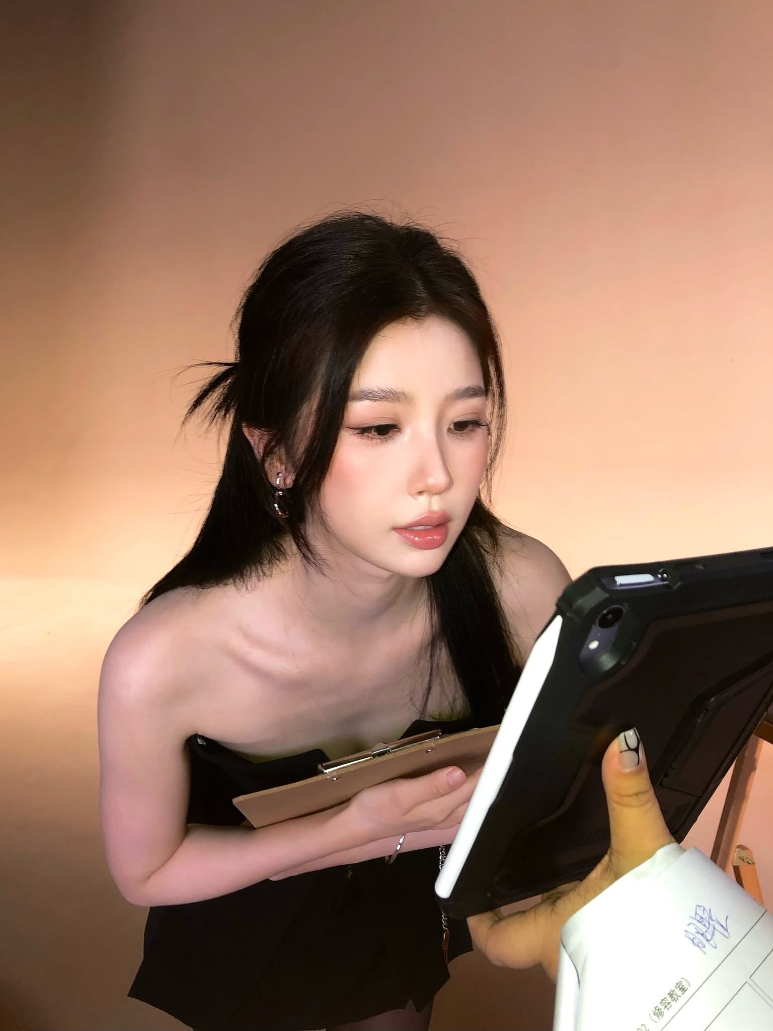 Đêm hôm mà lướt thấy mỹ nhân này chỉ có 100% mất ngủ: Đã quần tất đen còn giày cao gót, sexy không ai bằng