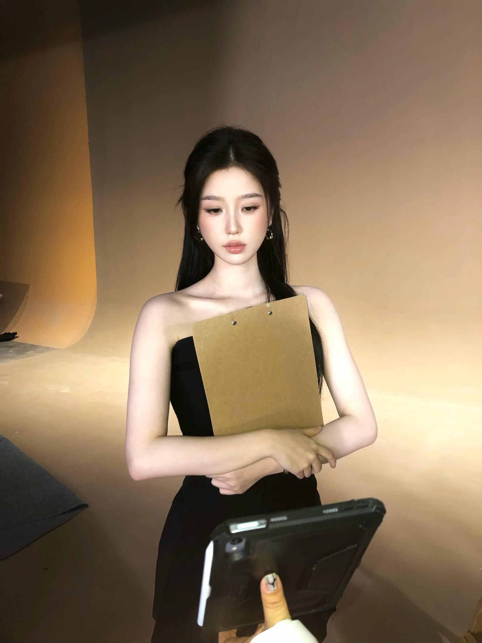 Đêm hôm mà lướt thấy mỹ nhân này chỉ có 100% mất ngủ: Đã quần tất đen còn giày cao gót, sexy không ai bằng