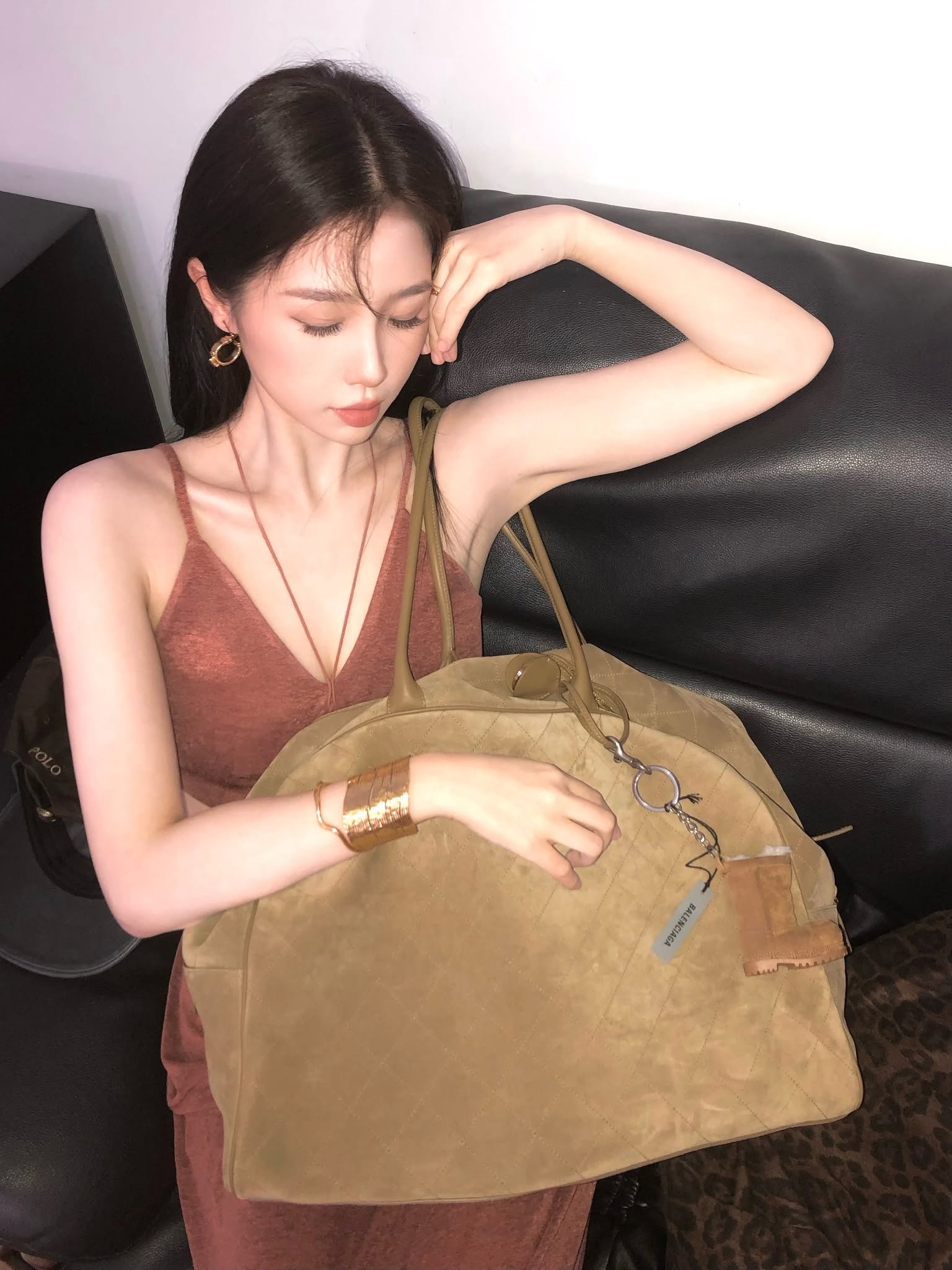 Đêm hôm mà lướt thấy mỹ nhân này chỉ có 100% mất ngủ: Đã quần tất đen còn giày cao gót, sexy không ai bằng