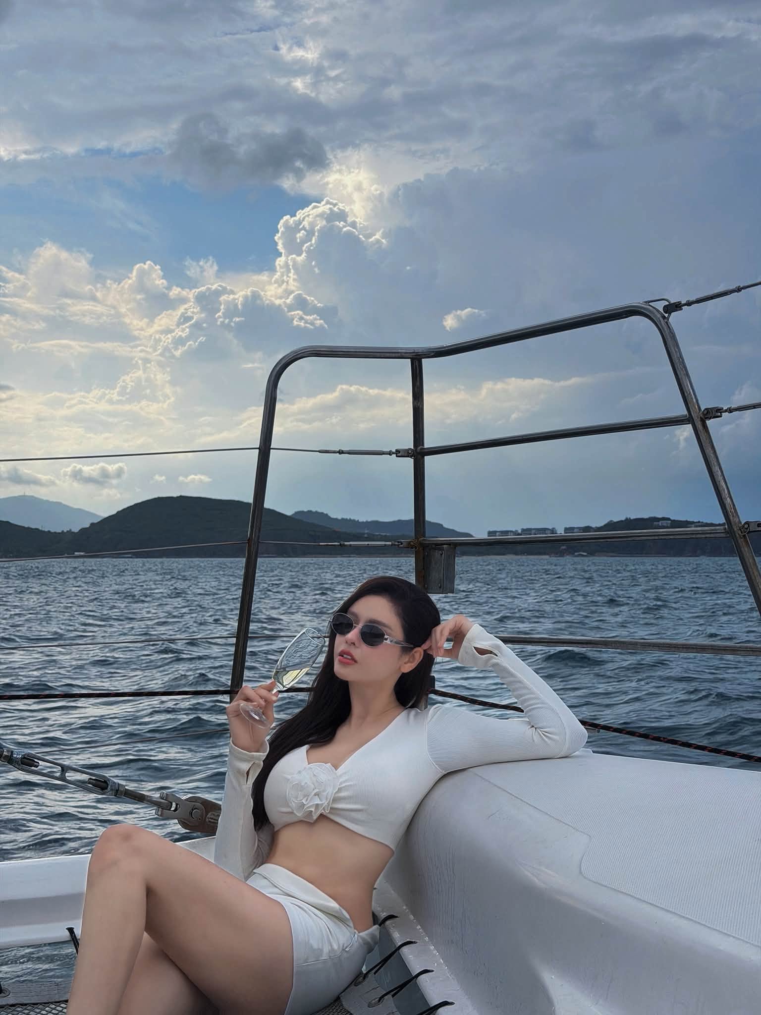   Song song với hoạt động nghệ thuật, cô tiếp tục phát triển công việc kinh doanh, đồng thời dành thời gian theo đuổi những kế hoạch cá nhân. Ảnh: FBNV  