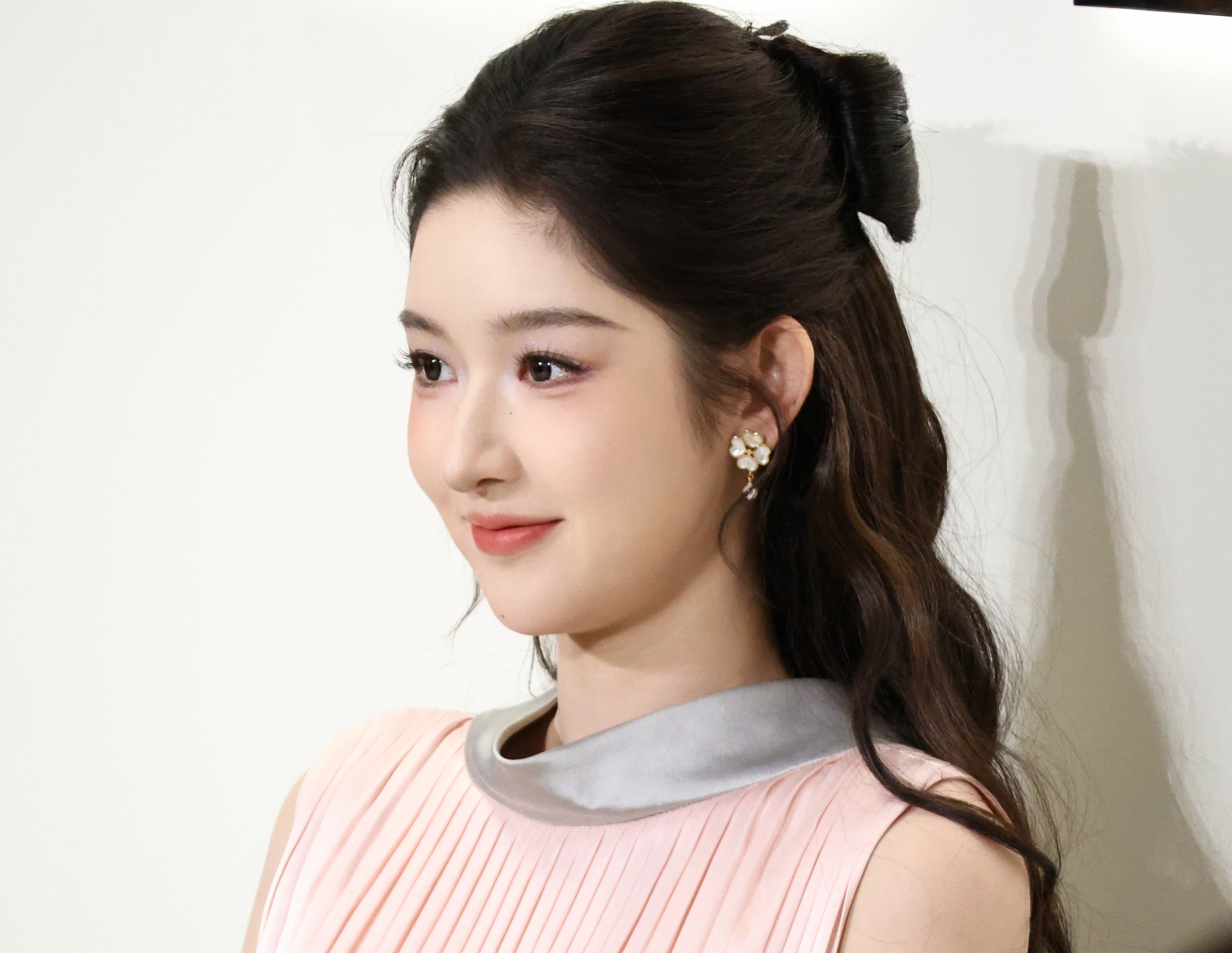 Đây mới là mỹ nhân được chấm cho vai nữ chính Đầu Xuân Tươi Sáng: Mặt đẹp hơn búp bê, dáng chuẩn 100% nguyên tác