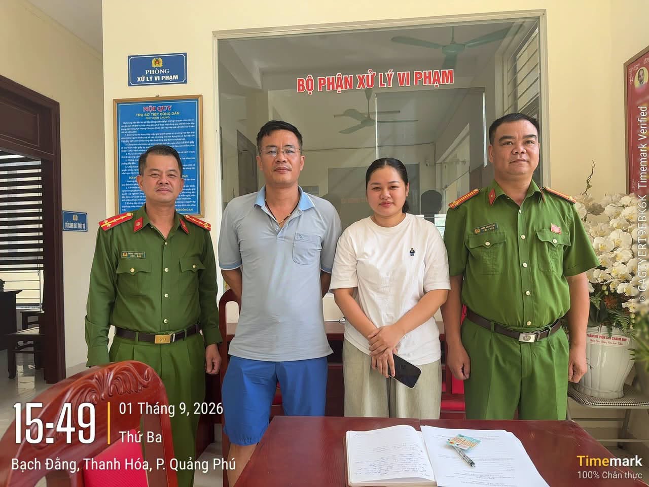 Chị Lê Thị Lan Hương đã nhận lại toàn bộ số tiền chuyển khoản nhầm. Ảnh: Công an phường Quảng Phú, tỉnh Thanh Hoá