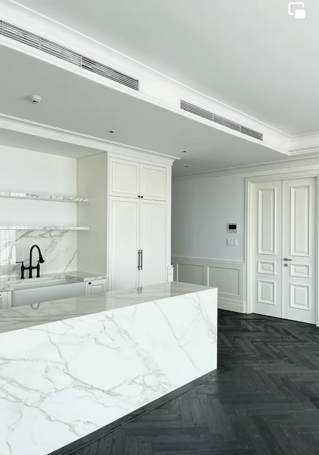 Căn hộ có diện tích hơn 120m2, gồm 3 phòng ngủ và sở hữu tầm nhìn hướng về khu vực trung tâm thành phố. Ảnh: FBNV