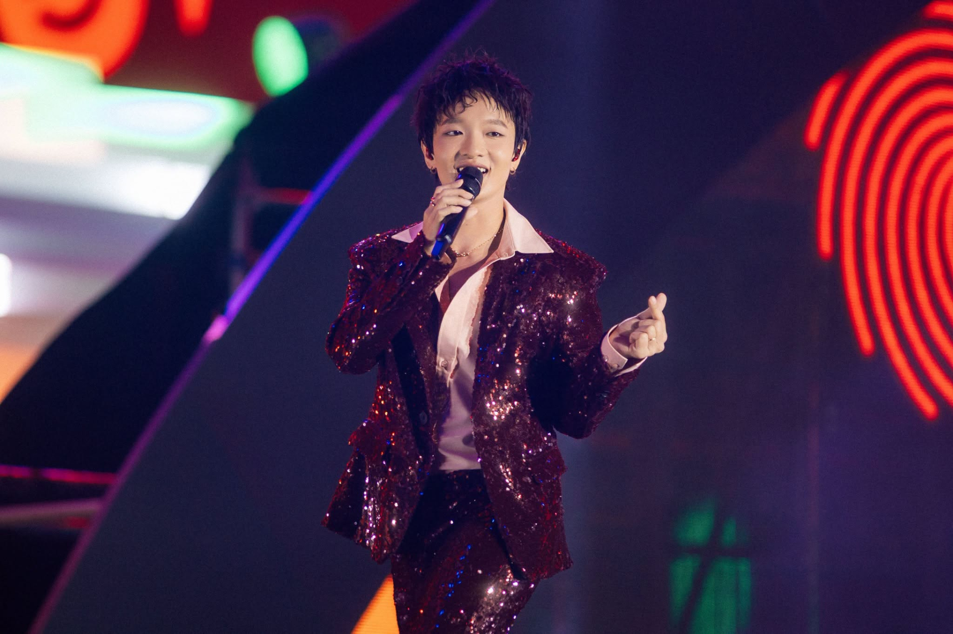 Tối 6/9, Xoay Tròn Concert Day 3 của ca sĩ Hoàng Dũng diễn ra