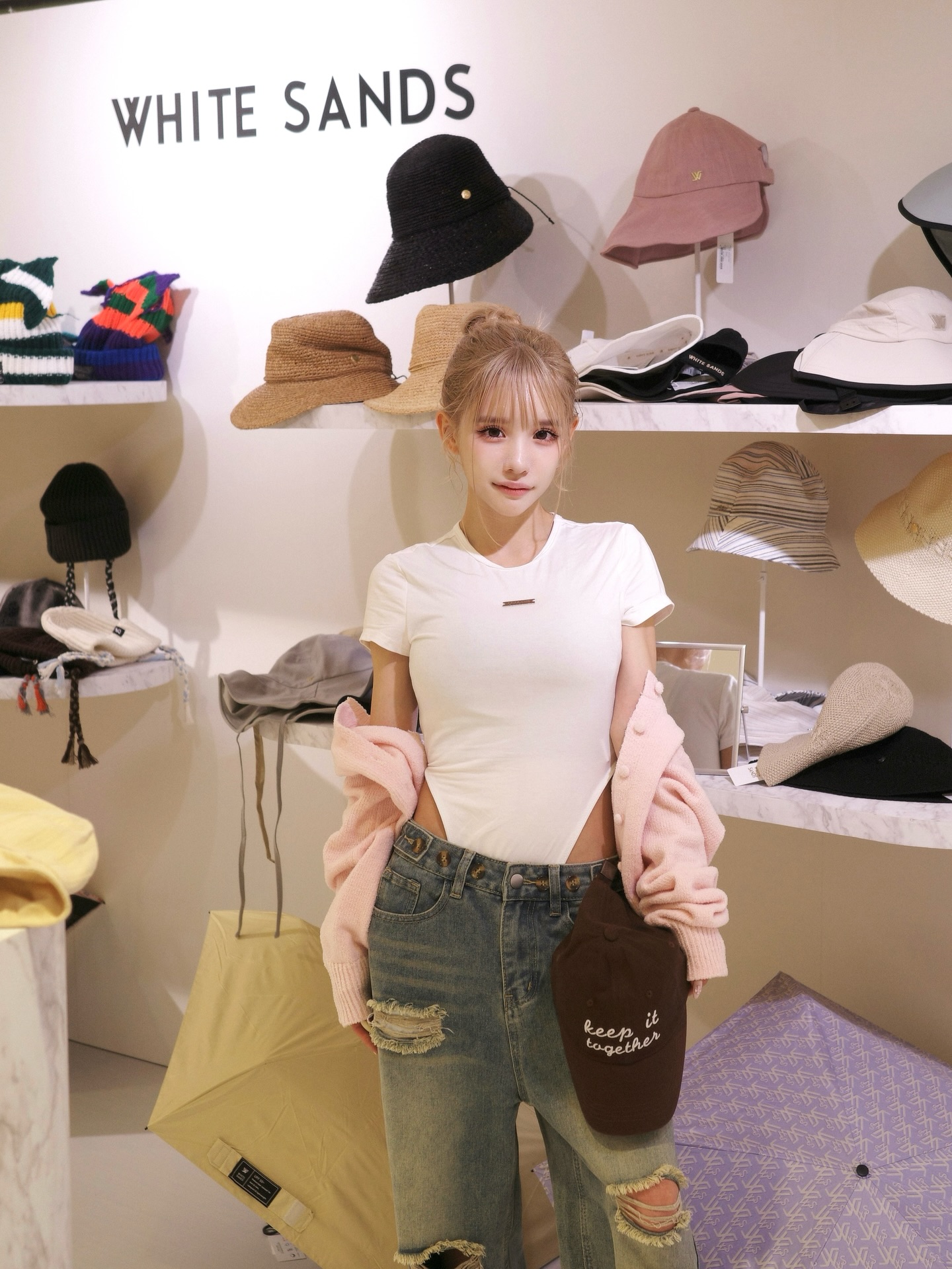 Sự nghiệp của Hirase thăng hoa khi cô trở thành người mẫu và người có ảnh hưởng trên mạng xã hội.