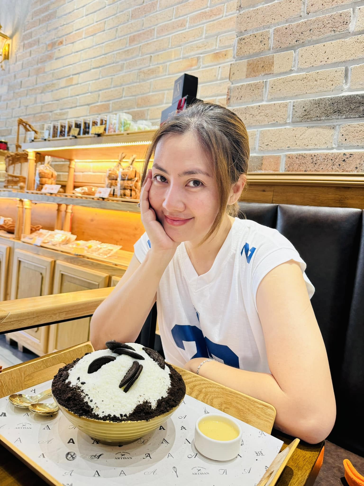 Sau nhiều năm dành thời gian cho phim trường, cô muốn tập trung hơn cho việc làm mẹ và không muốn bỏ lỡ thêm những khoảnh khắc đặc biệt trong quá trình trưởng thành của Louis. Ảnh: FBNV