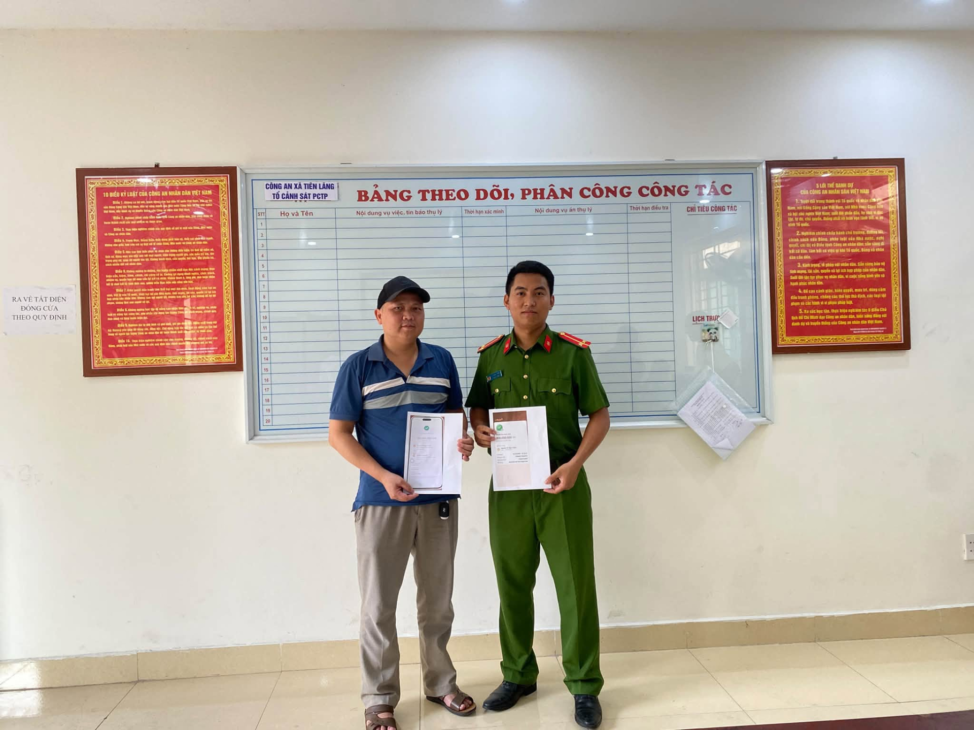 Anh Nguyễn Văn Hợi đã chuyển khoản trả lại 300 triệu đồng trước sự chứng kiến của Công an xã Tiên Lãng. Ảnh: Công an xã Tiên Lãng