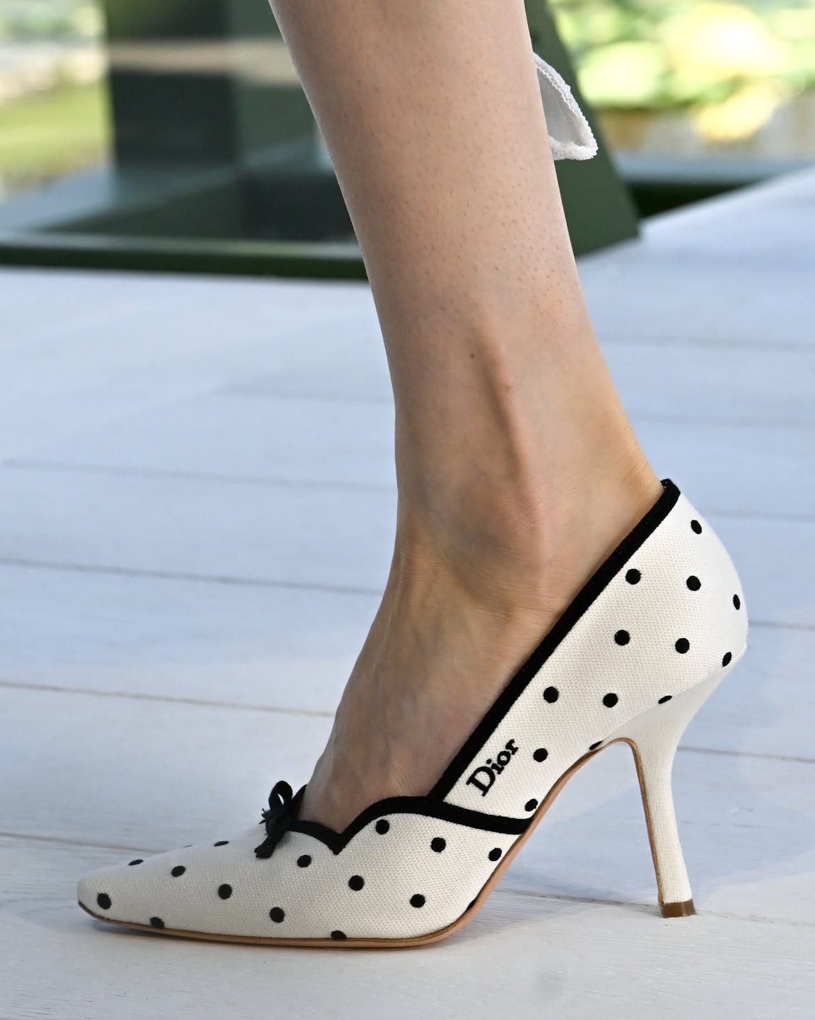 Lại là Dior: Tặng cô Đại sứ ở ẩn 2 năm đôi giày rộng gót như size 43, may mà không phải Lọ Lem rớt hài