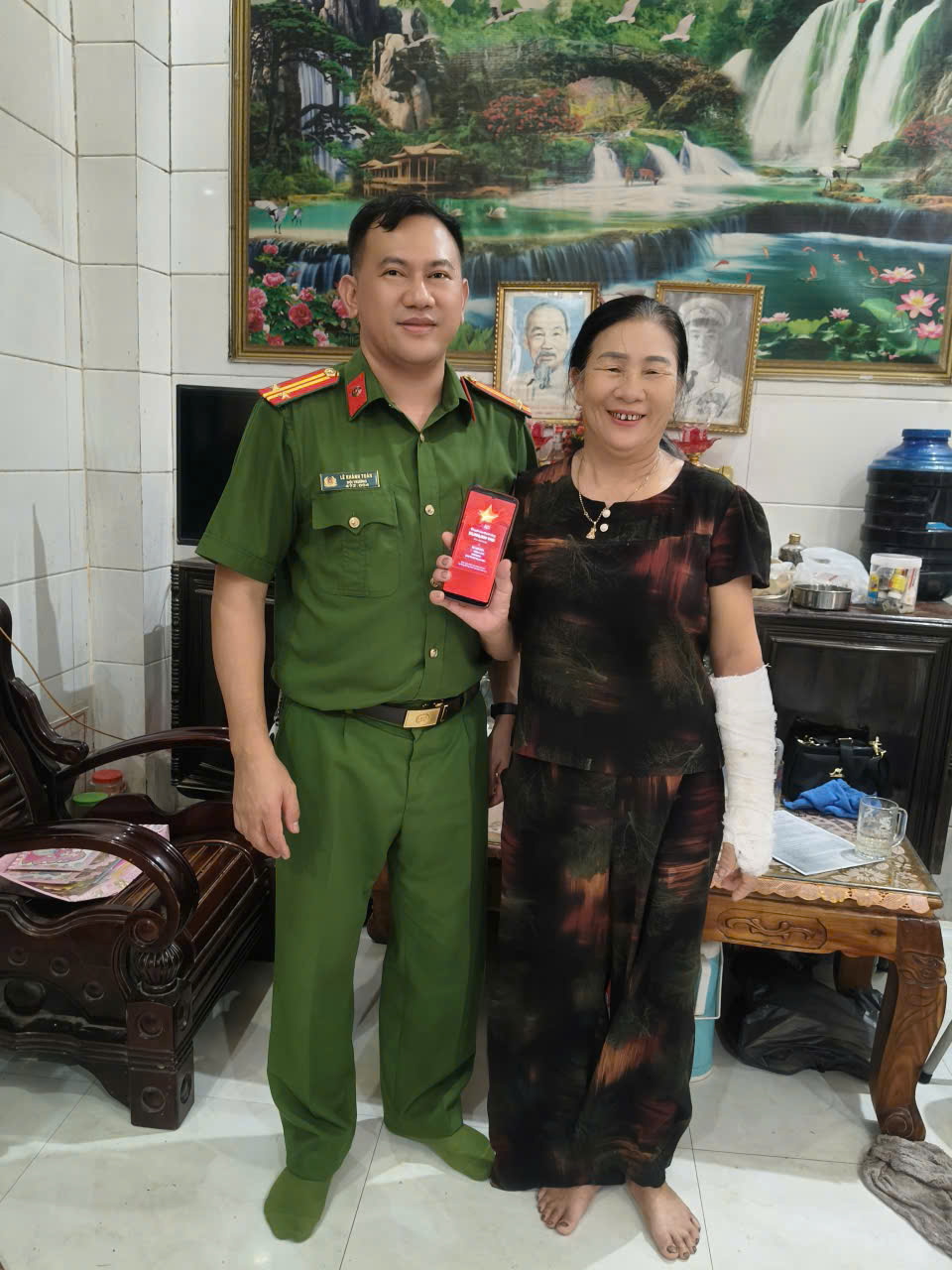 Cụ bà nhanh chóng trao trả 50 triệu đồng cho người chuyển nhầm vào tài khoản. Ảnh: Công an tỉnh Hà Tĩnh