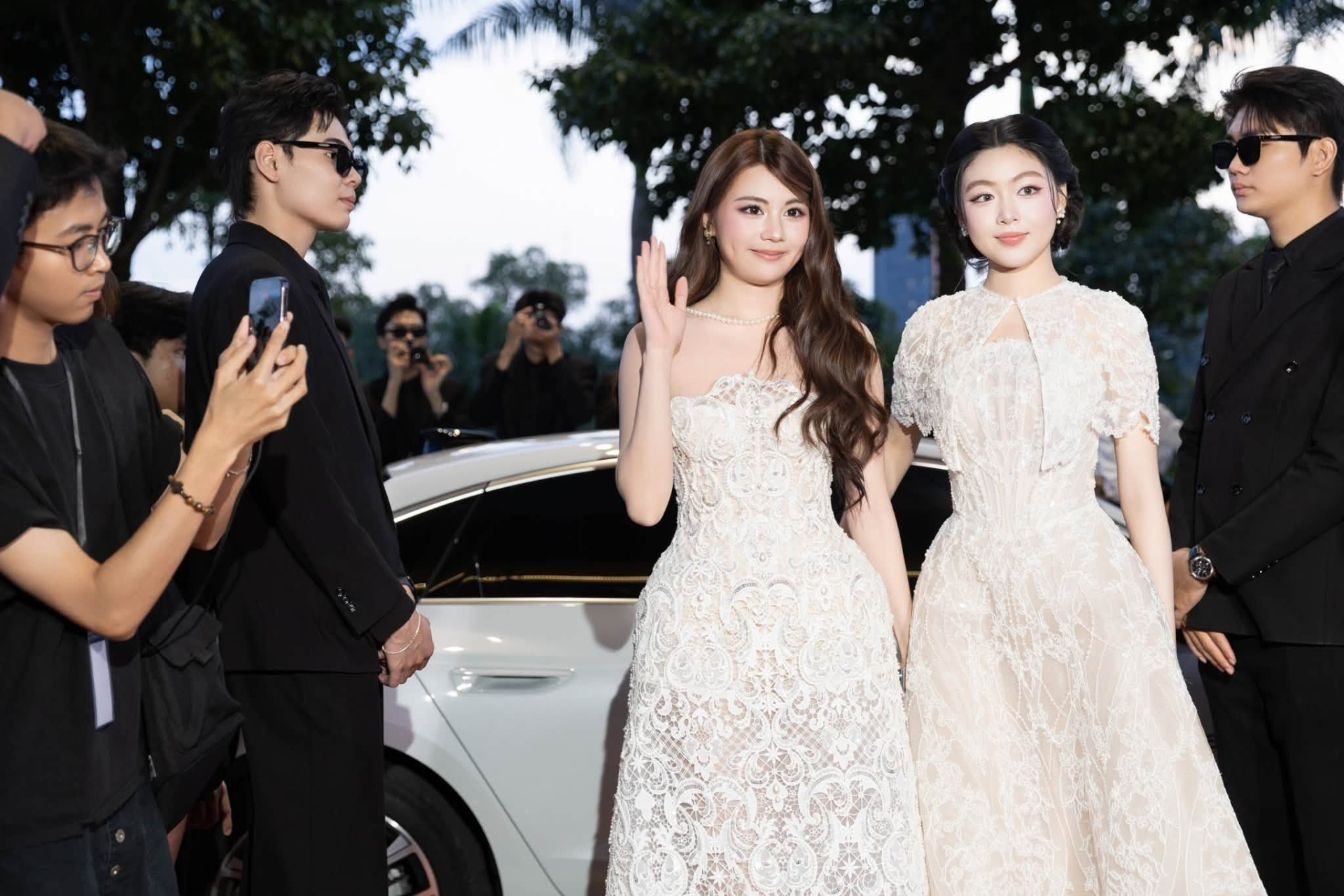 Bridal fashion show của NTK Chung Thanh Phong hằng năm thu hút sự chú ý lớn của dư luận với dàn sao đông đảo tham dự.