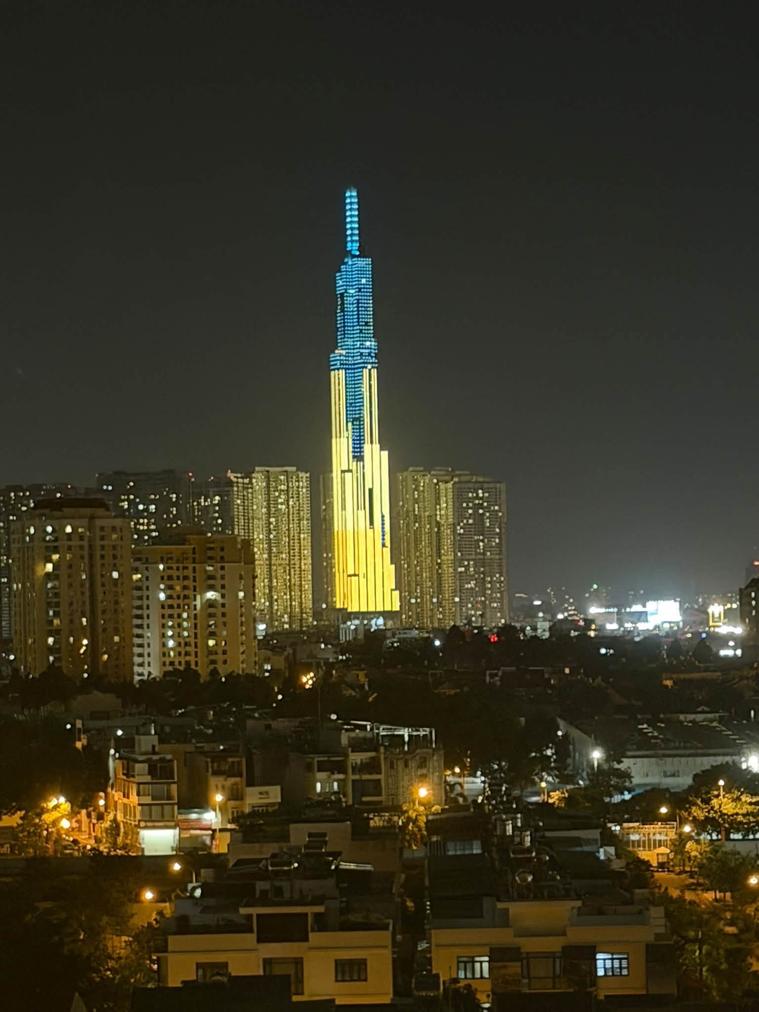 Căn nhà view nhìn thẳng Landmark 81 của cặp đôi MC Đài truyền hình