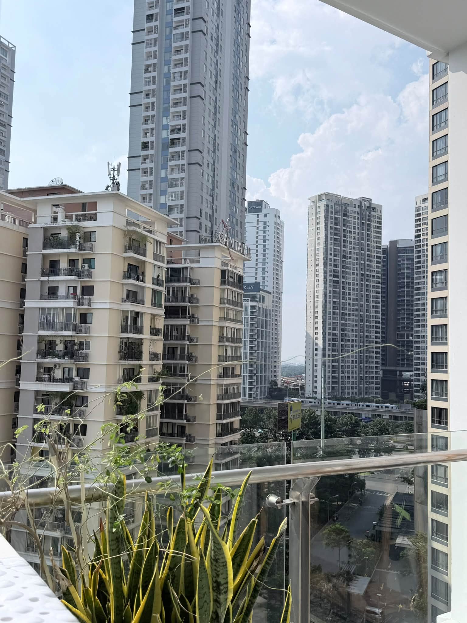 Căn nhà view nhìn thẳng Landmark 81 của cặp đôi MC Đài truyền hình