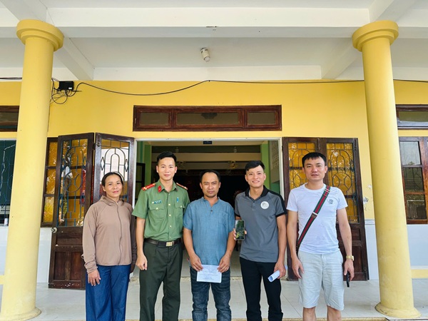 Công an xã Lộc An hỗ trợ người dân nhận lại hơn 620 triệu đồng chuyển khoản nhầm. Ảnh: Công an thành phố Huế
