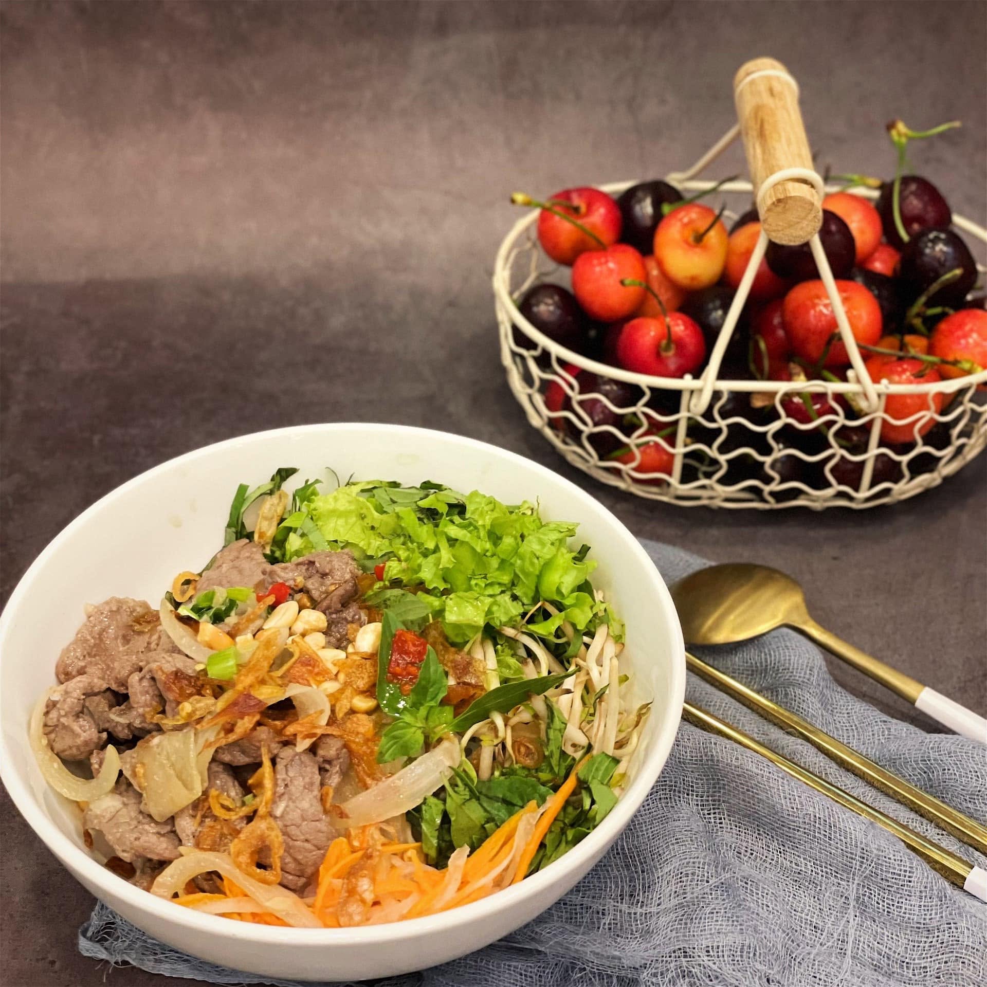 Cơm nhà MC Thu Hoài và chồng Phó chủ tịch