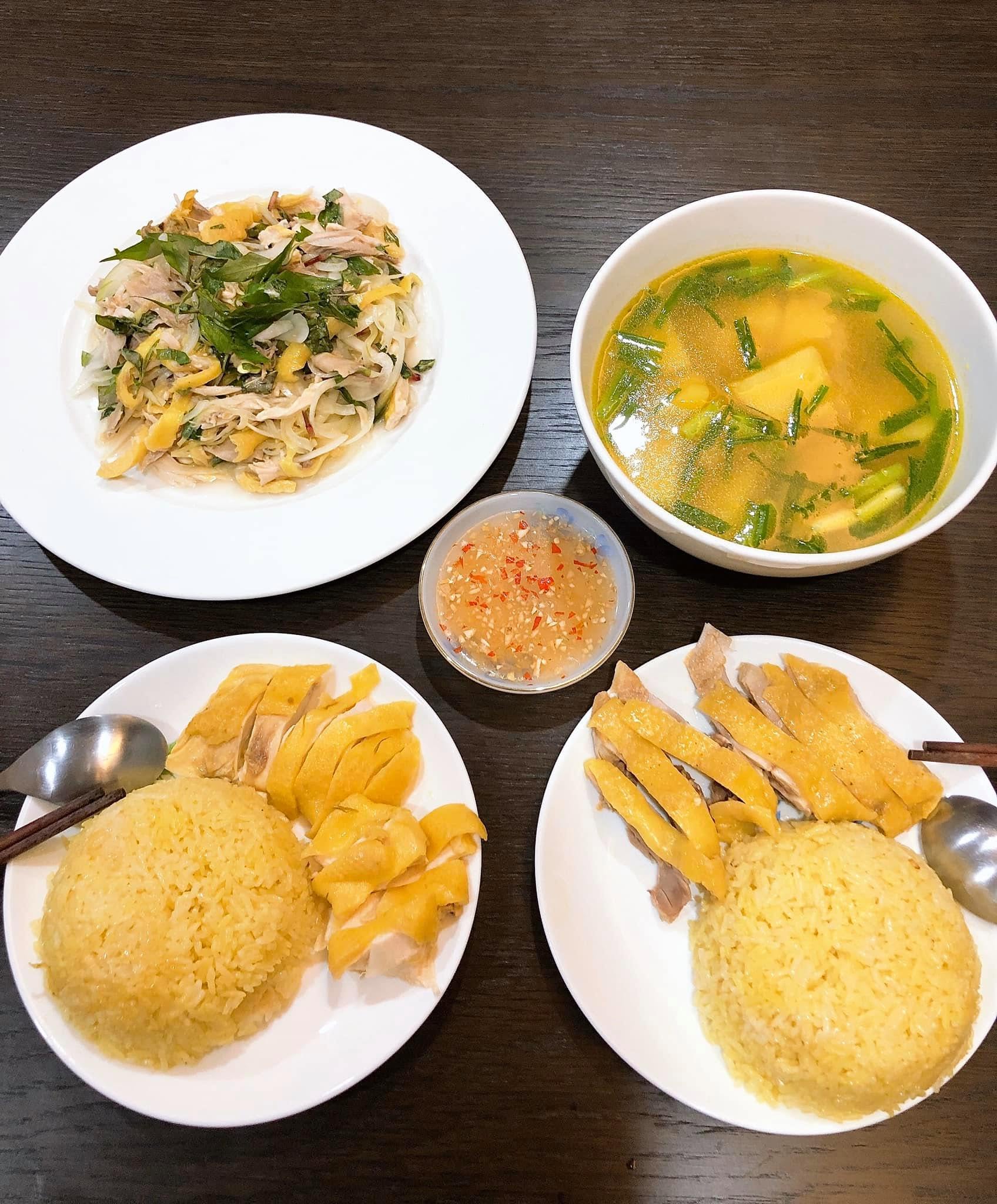 Cô tự làm cơm gà bắt mắt như ngoài cửa hàng.