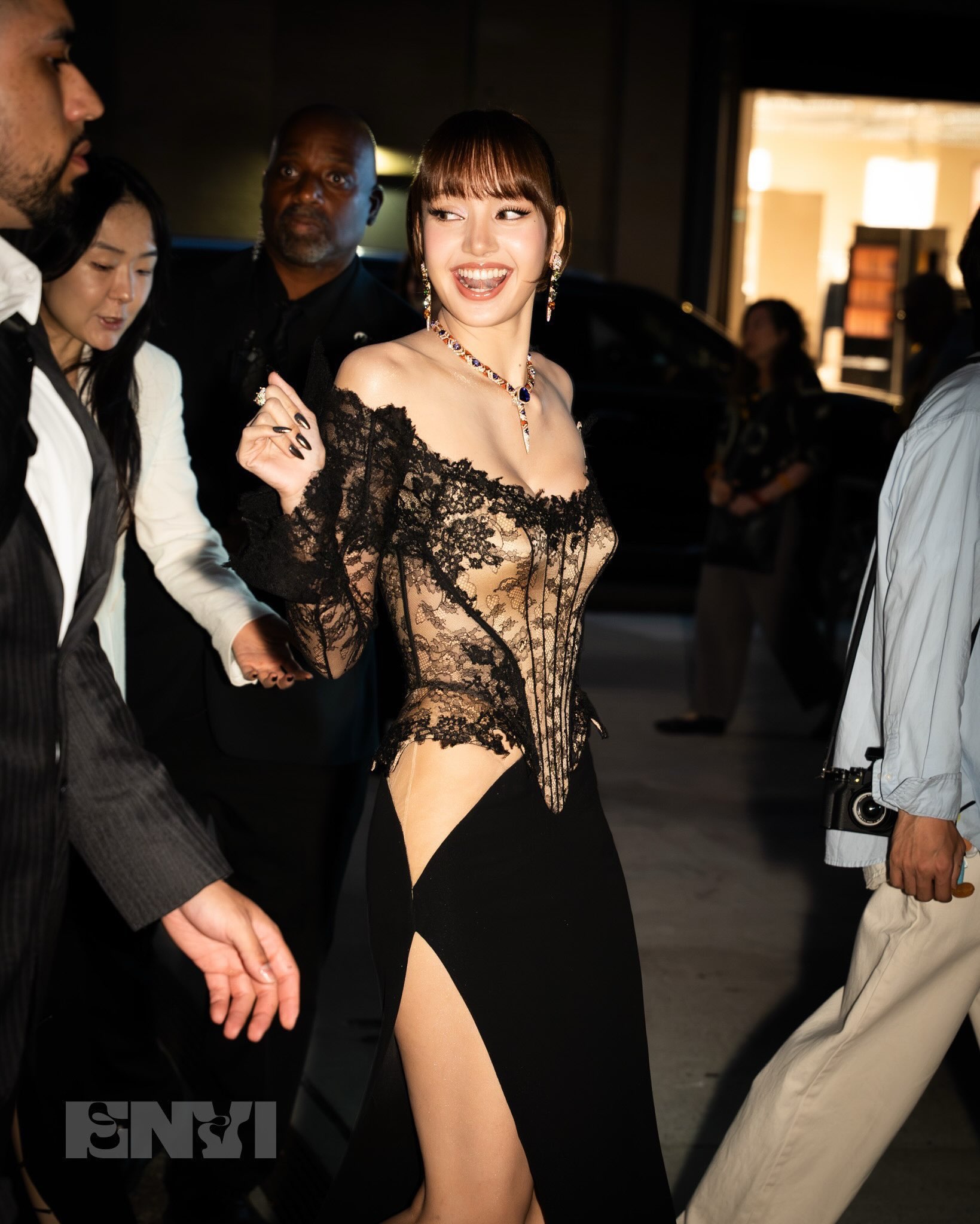 Khung hình 3 mỹ nhân hot nhất hôm nay: Lisa 