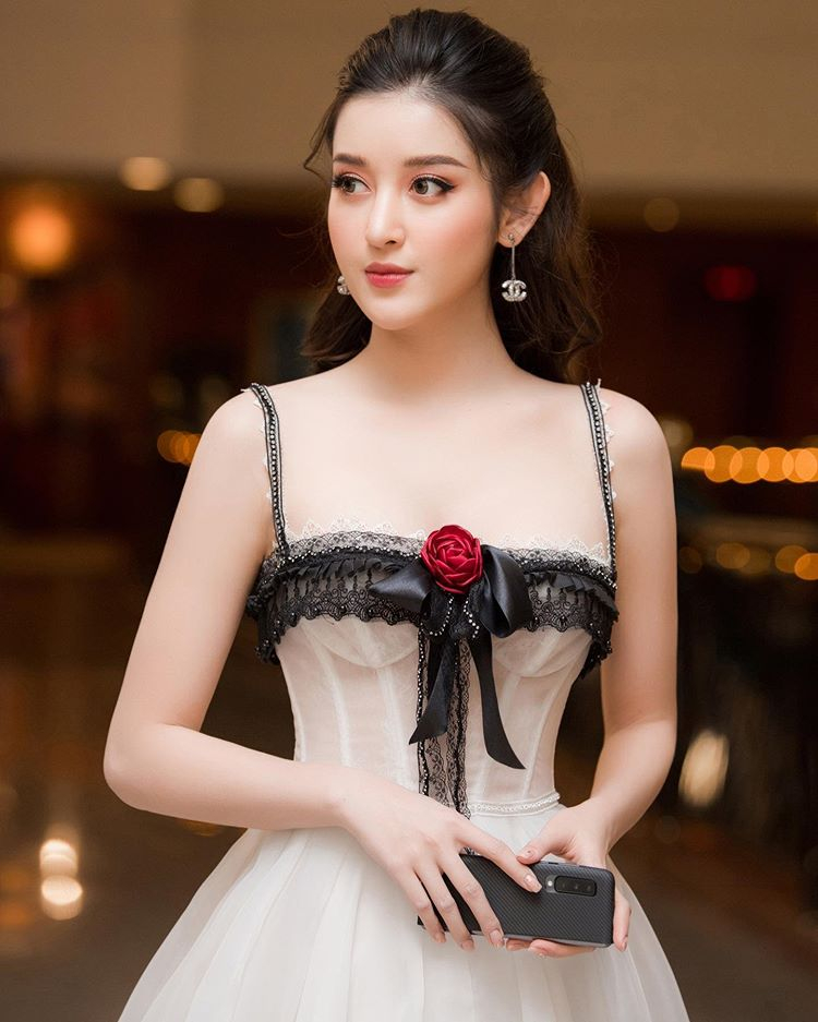 Người đẹp được khen ngợi vì khả năng phối phụ kiện tinh tế.