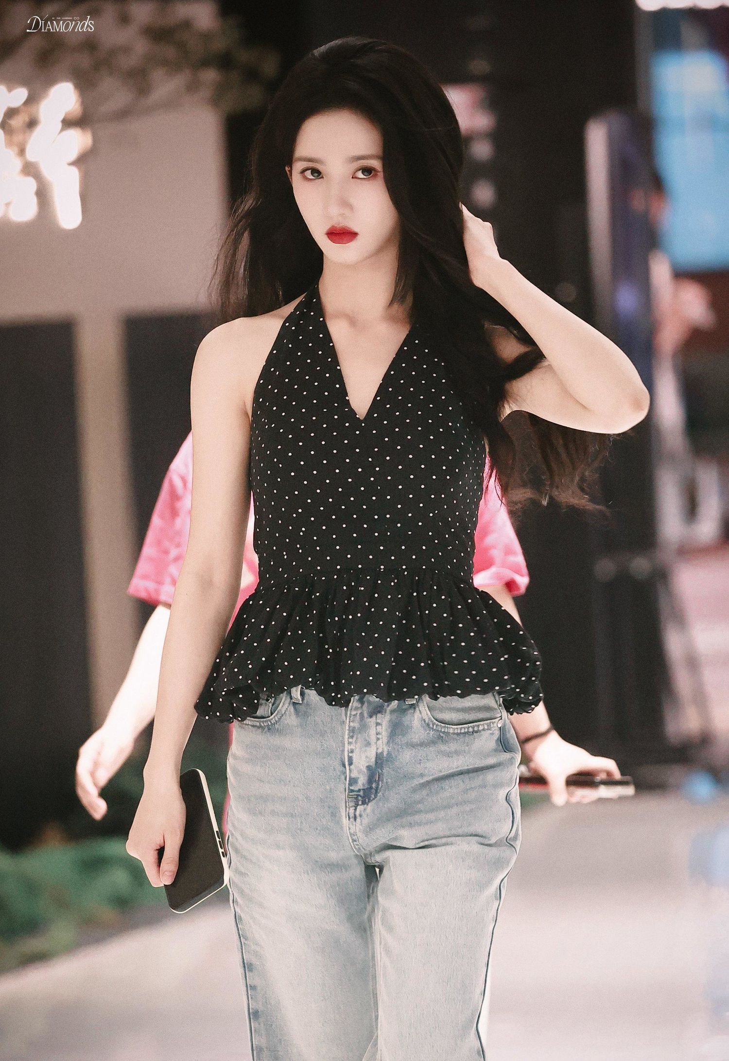Trong một outfit, Lưu Tá Ninh ghi điểm với set đồ đơn giản mà xinh sang khi diện áo yếm chấm bi, mix cùng quần jeans năng động. Công thức phối đồ không cầu kỳ nhưng tôn lên vẻ trẻ trung, phóng khoáng, giúp nữ diễn viên khoe trọn khí chất ngút ngàn