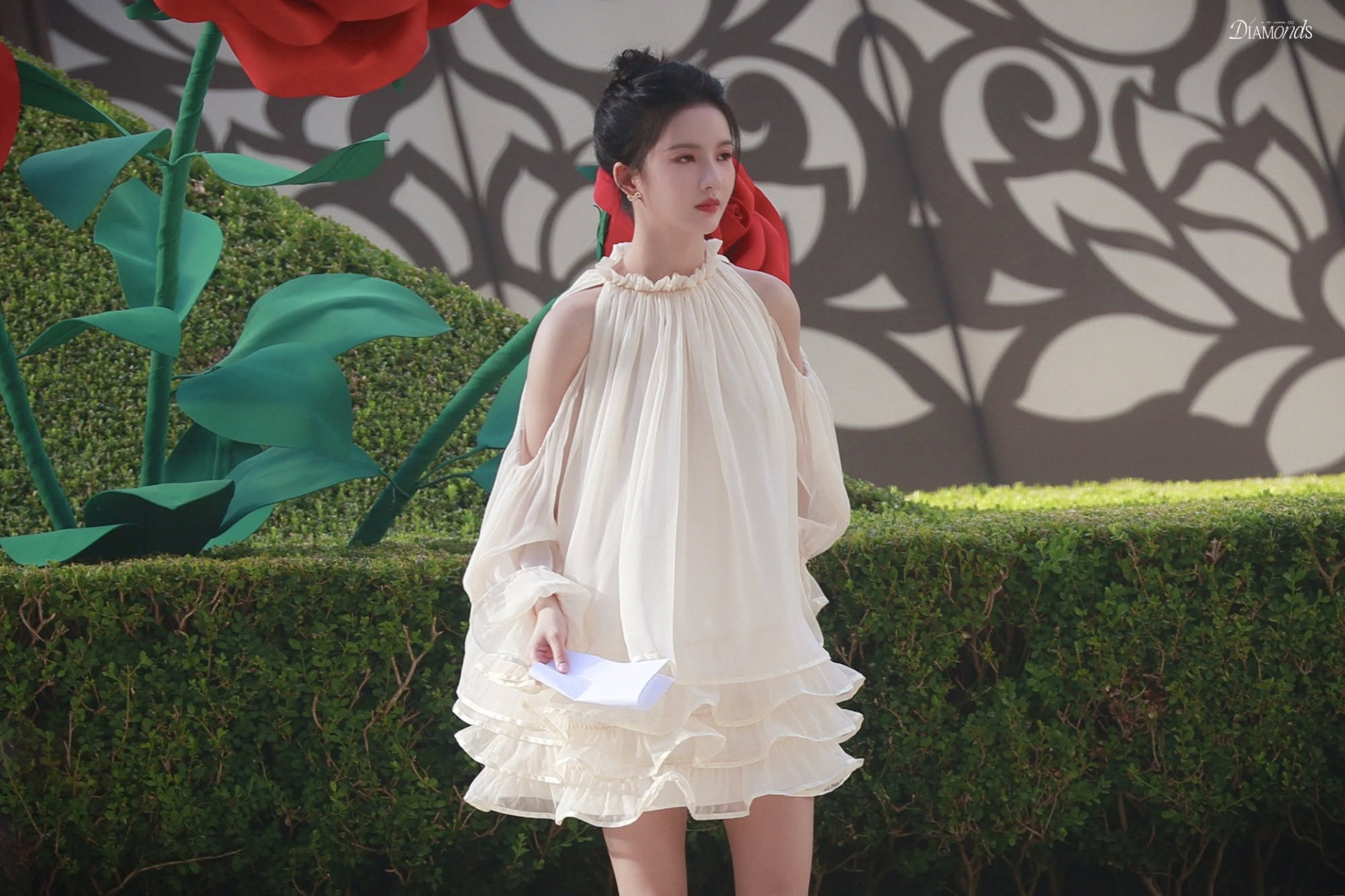 Bên cạnh những outfit sành điệu, năng động, Lưu Tá Ninh trong