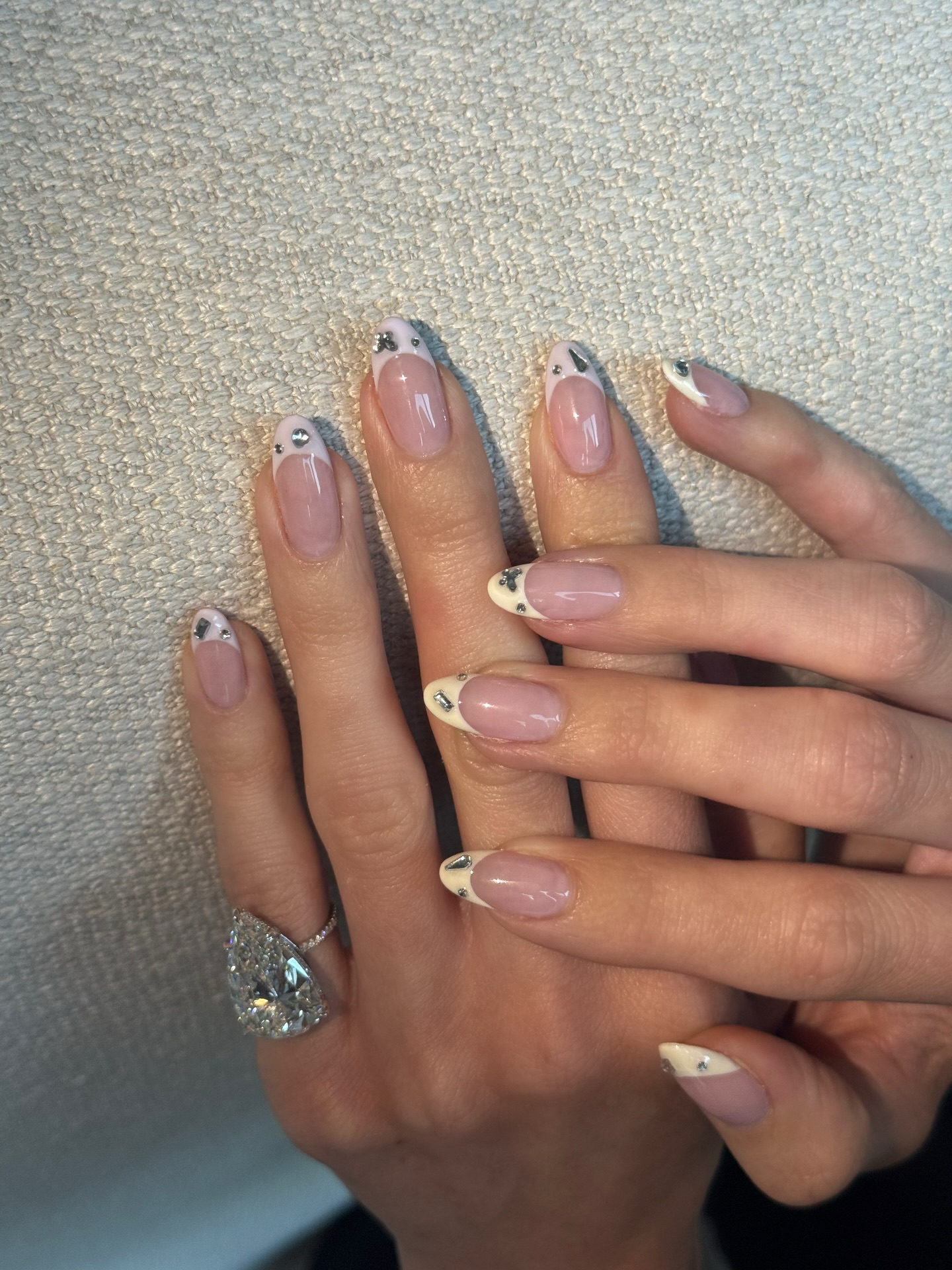 Thiết kế kim cương dáng giọt nước (pear-shaped) quen thuộc từng được Kylie phối cực