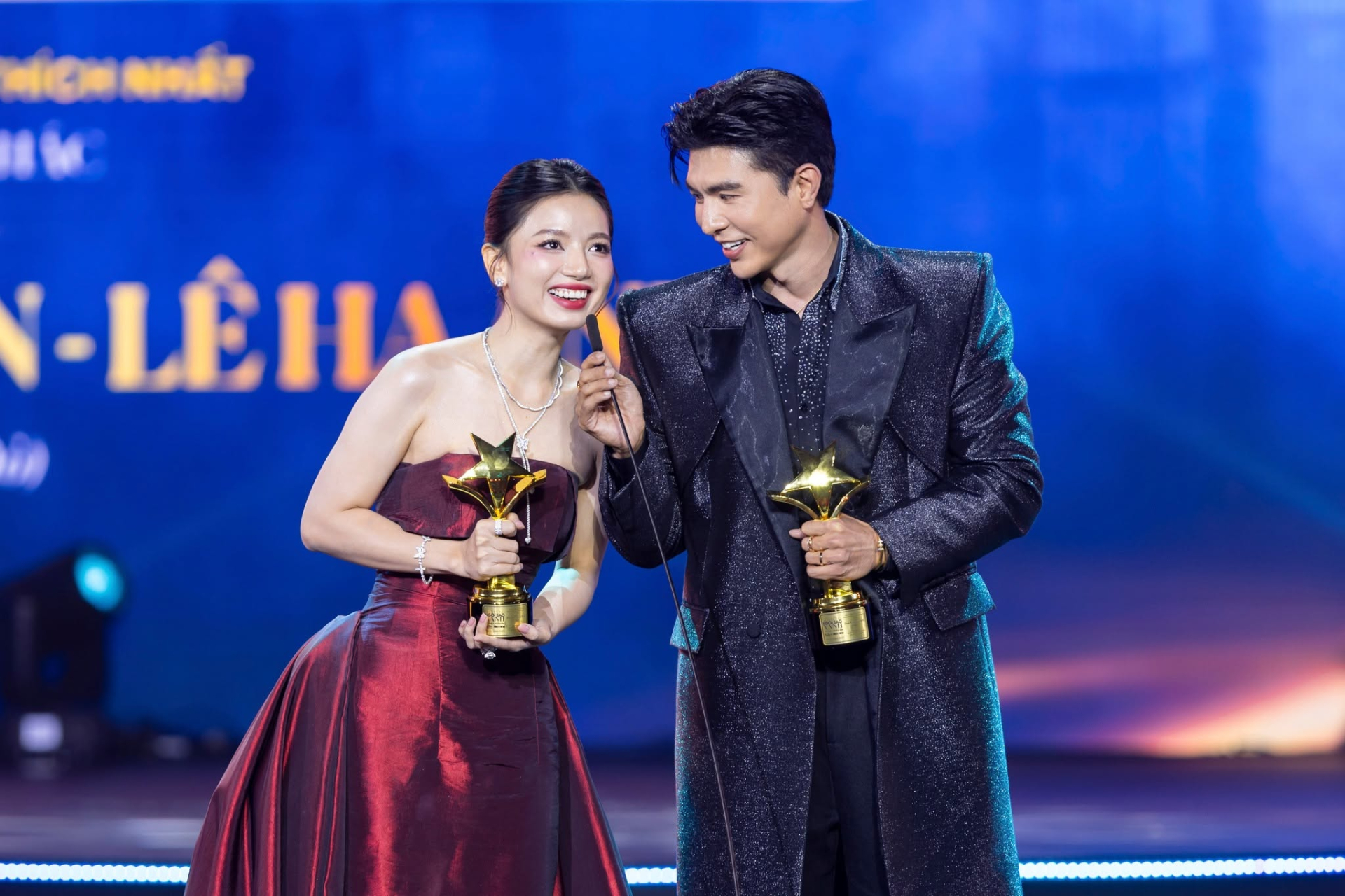 Phát hiện Steven Nguyễn mắt dán chặt vào 1 mỹ nhân, miệng khen quá đẹp: Netizen quả quyết “yêu từ phim ra đời”