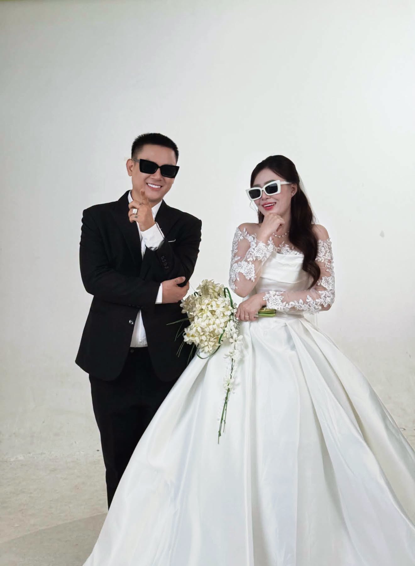Hình ảnh cưới được Hoài Lâm chia sẻ trên trang cá nhân