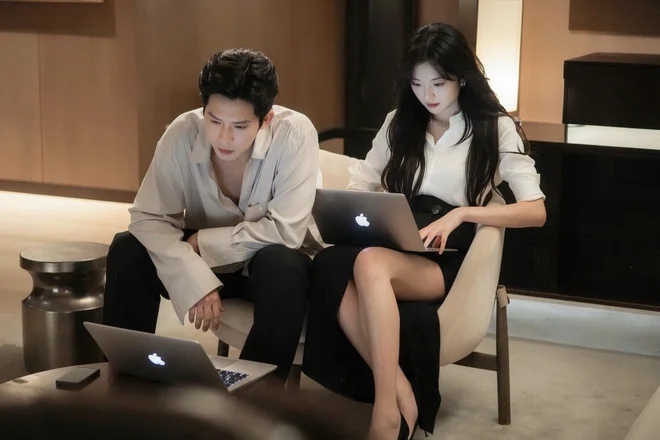 Cặp đôi chính của A Love Other Than Yours bất ngờ được so sánh với Loan Niệm và Thượng Chi Đào của Đầu Xuân Tươi Sáng.