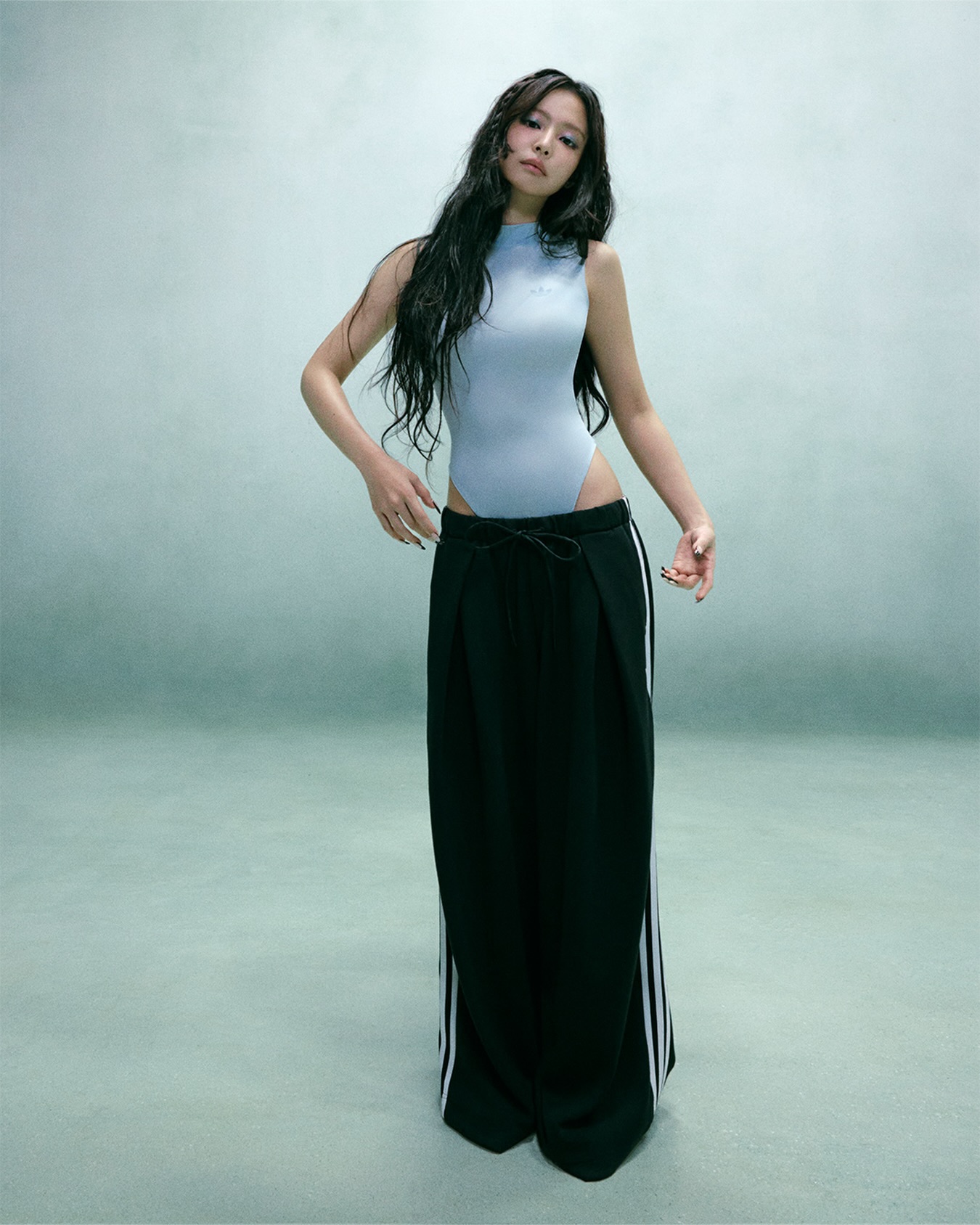 Chiến dịch adidas Originals mới của Jennie đang đối mặt với lời kêu gọi chấm dứt hợp đồng từ một bộ phận người hâm mộ.