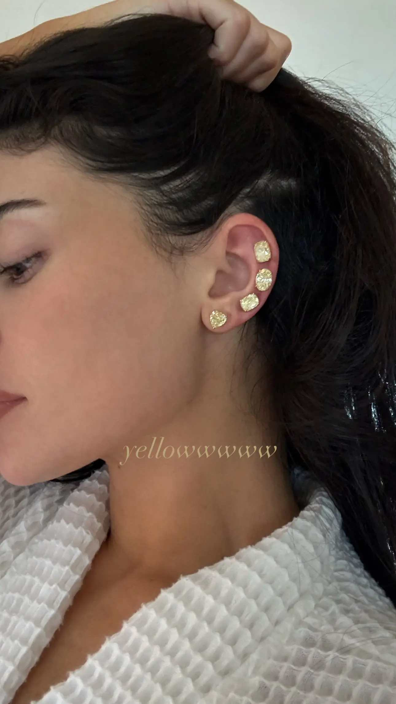 Cận cảnh 4 viên kim cương vàng với các kiểu cắt đa dạng của Kylie Jenner.