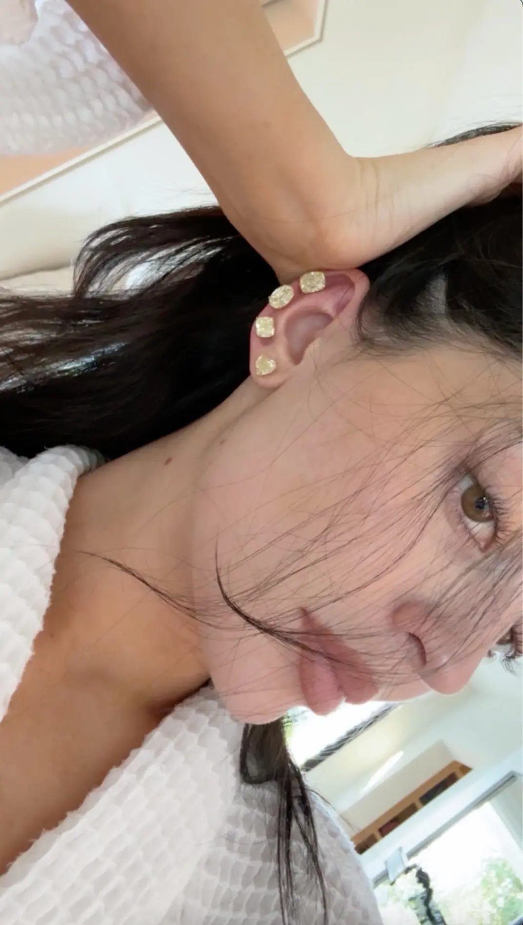 Sự kết hợp ngẫu hứng giữa các viên kim cương dáng trái tim, oval và cushion tạo nên tổng thể vừa phá cách, sang xịn mịn.