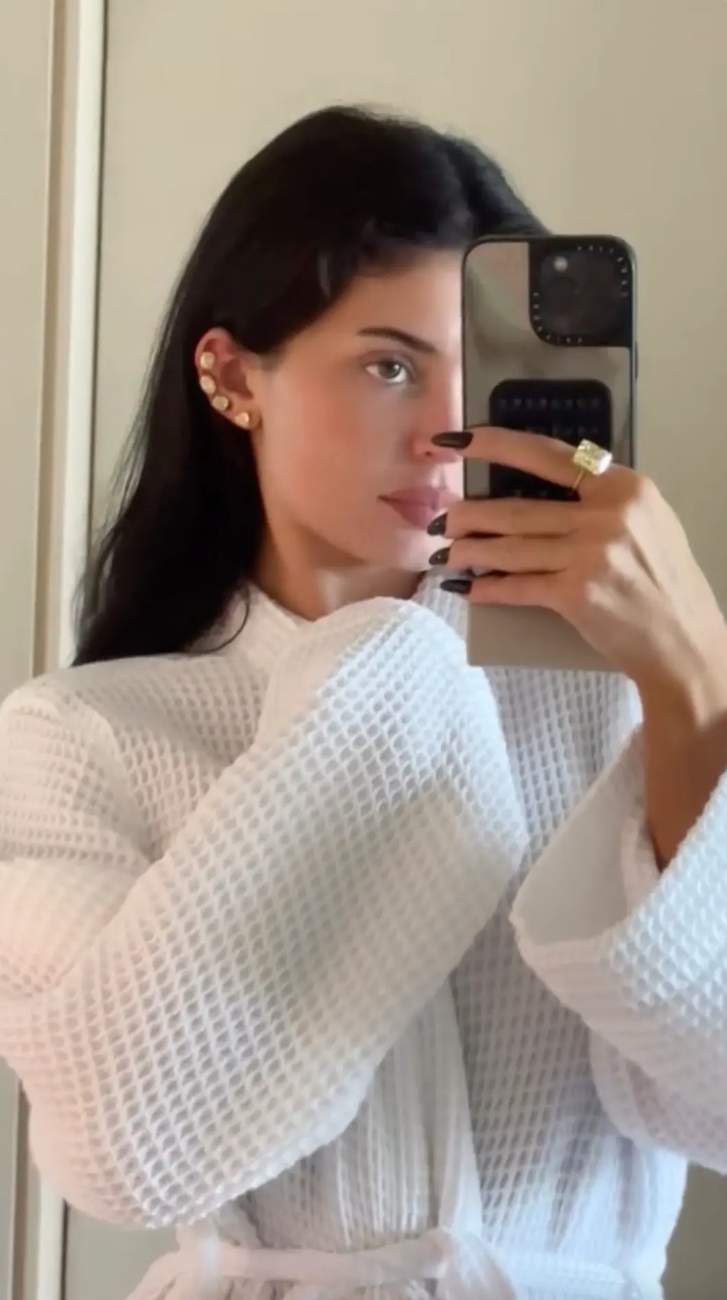 Chiếc nhẫn kim cương vàng dáng solitaire nặng khoảng 10 carat trên ngón trỏ của Kylie Jenner.