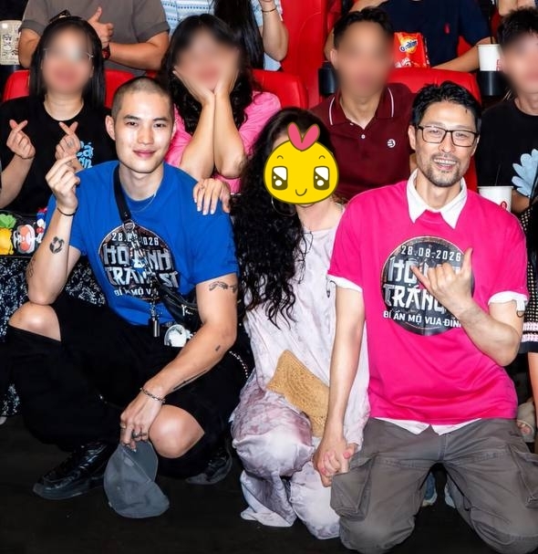 Johnny Trí Nguyễn cùng một cô gái khác đi sự kiện, nắm tay. Ảnh: FBNV.