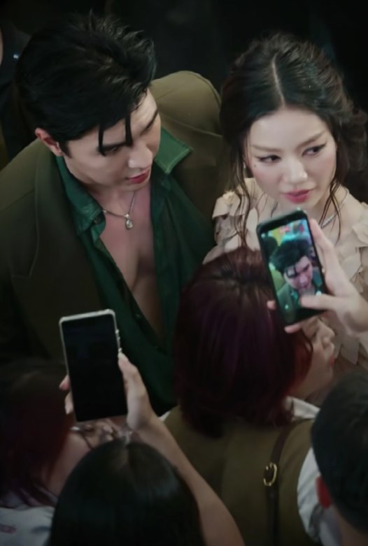 Phát hiện Steven Nguyễn mắt dán chặt vào 1 mỹ nhân, miệng khen quá đẹp: Netizen quả quyết “yêu từ phim ra đời”