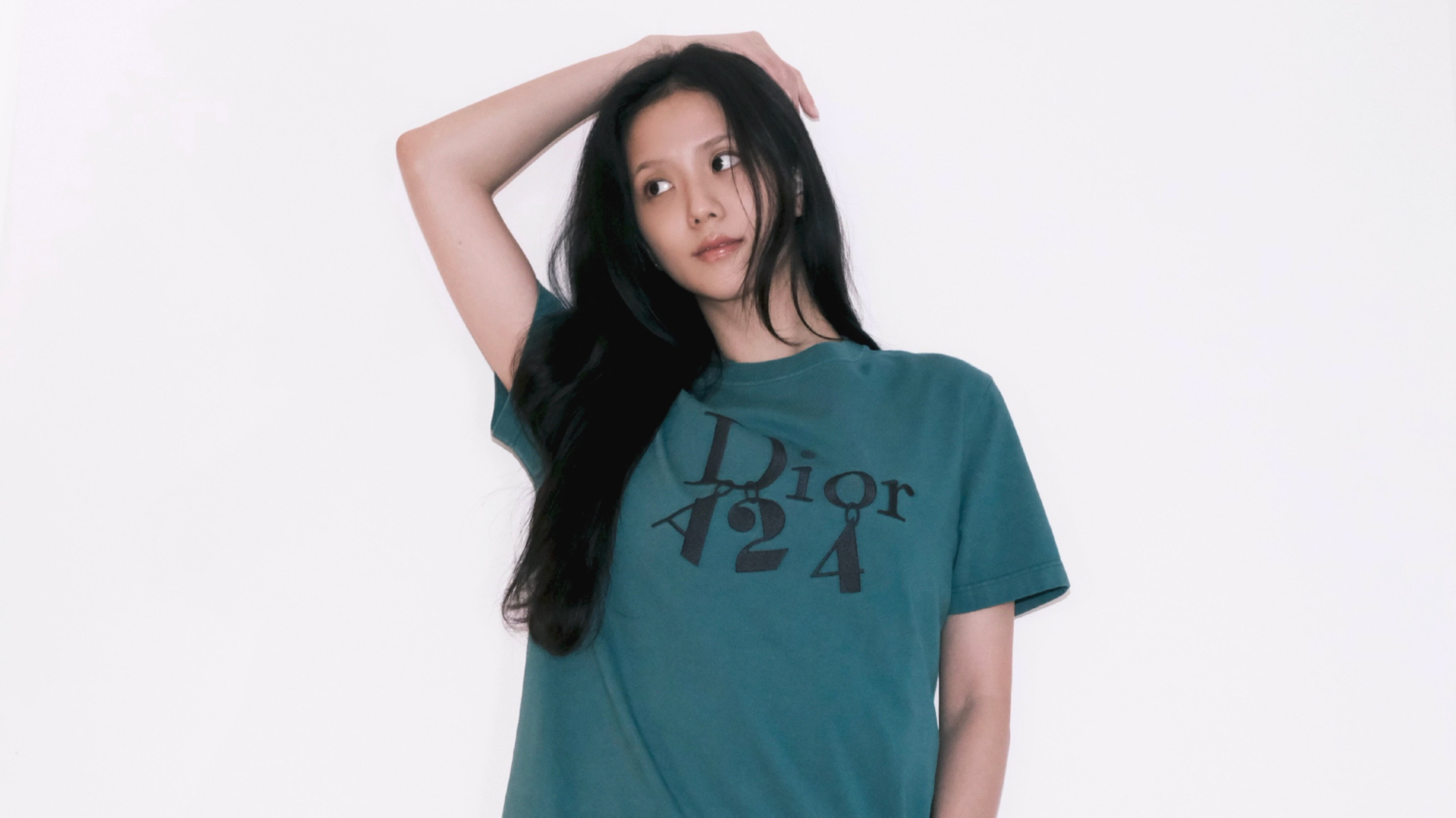 Gương mặt gần như mộc của Jisoo trong loạt ảnh quảng bá Dior A24.